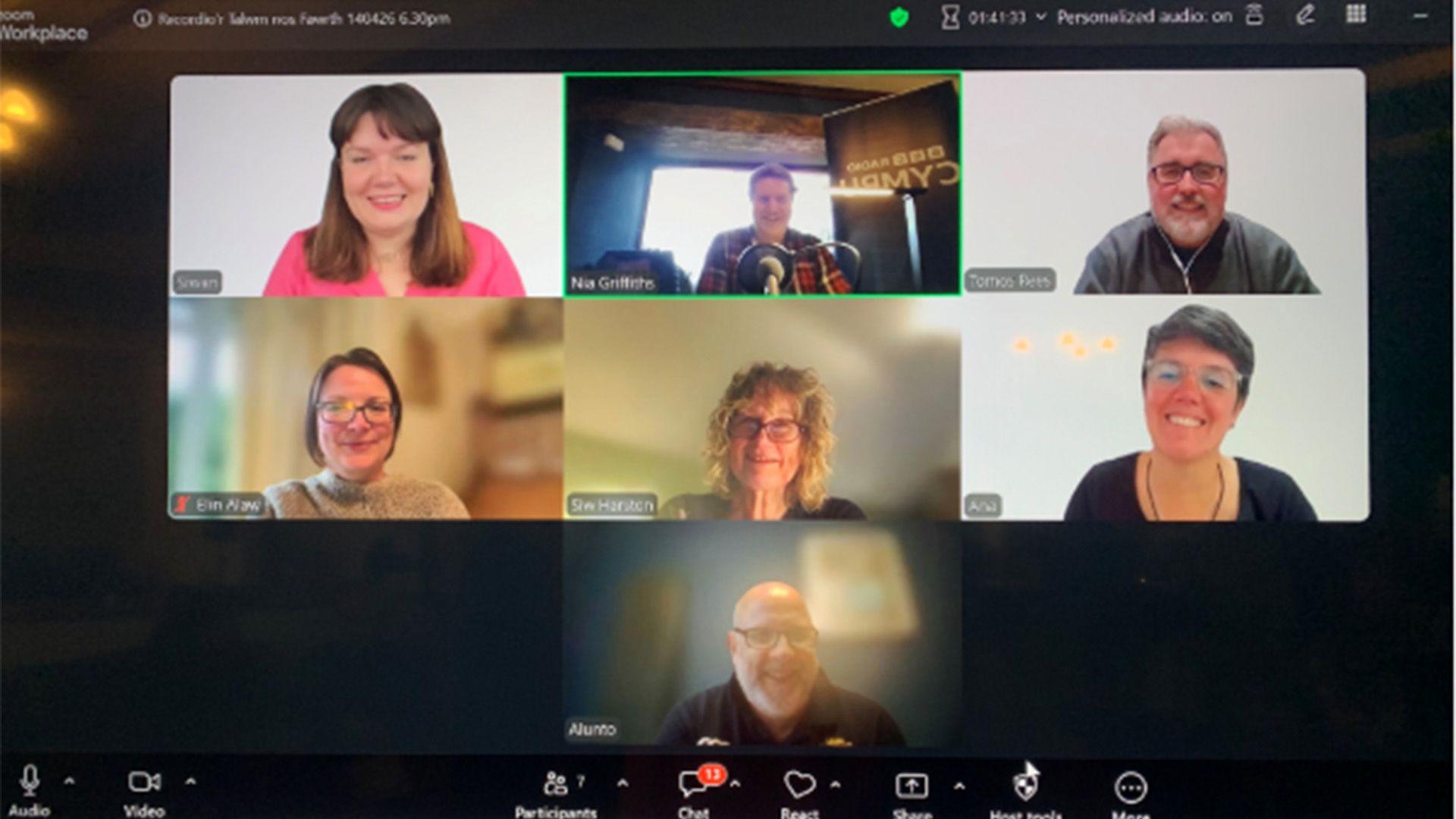 Tîm Ysgol Farddol Yr Holl Fyd: Siwan Tomos, Nia Griffiths, Tomos Rees, Elin Alaw, Siw Harston, Ana Rees, Alun Tobias. 