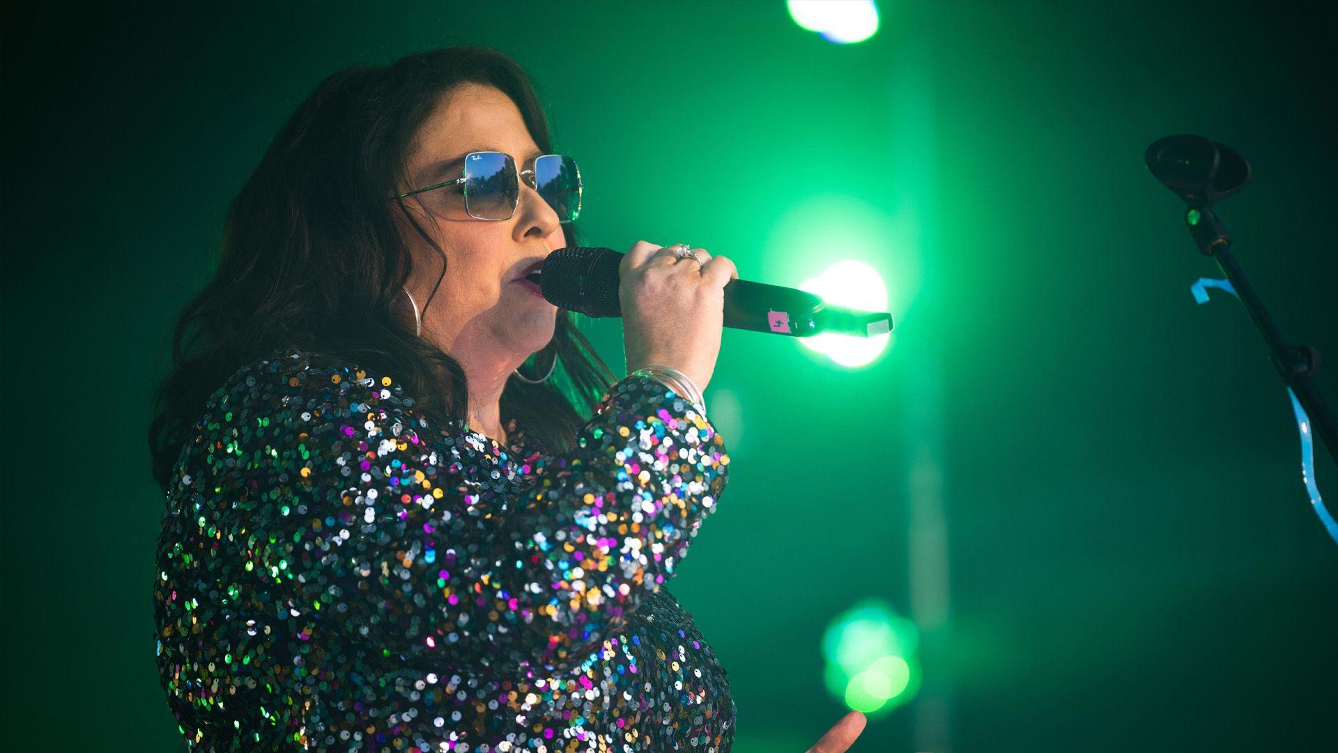 Bethan, prif gantores Diffiniad yn cloi nos Sadwrn Tafwyl 2025