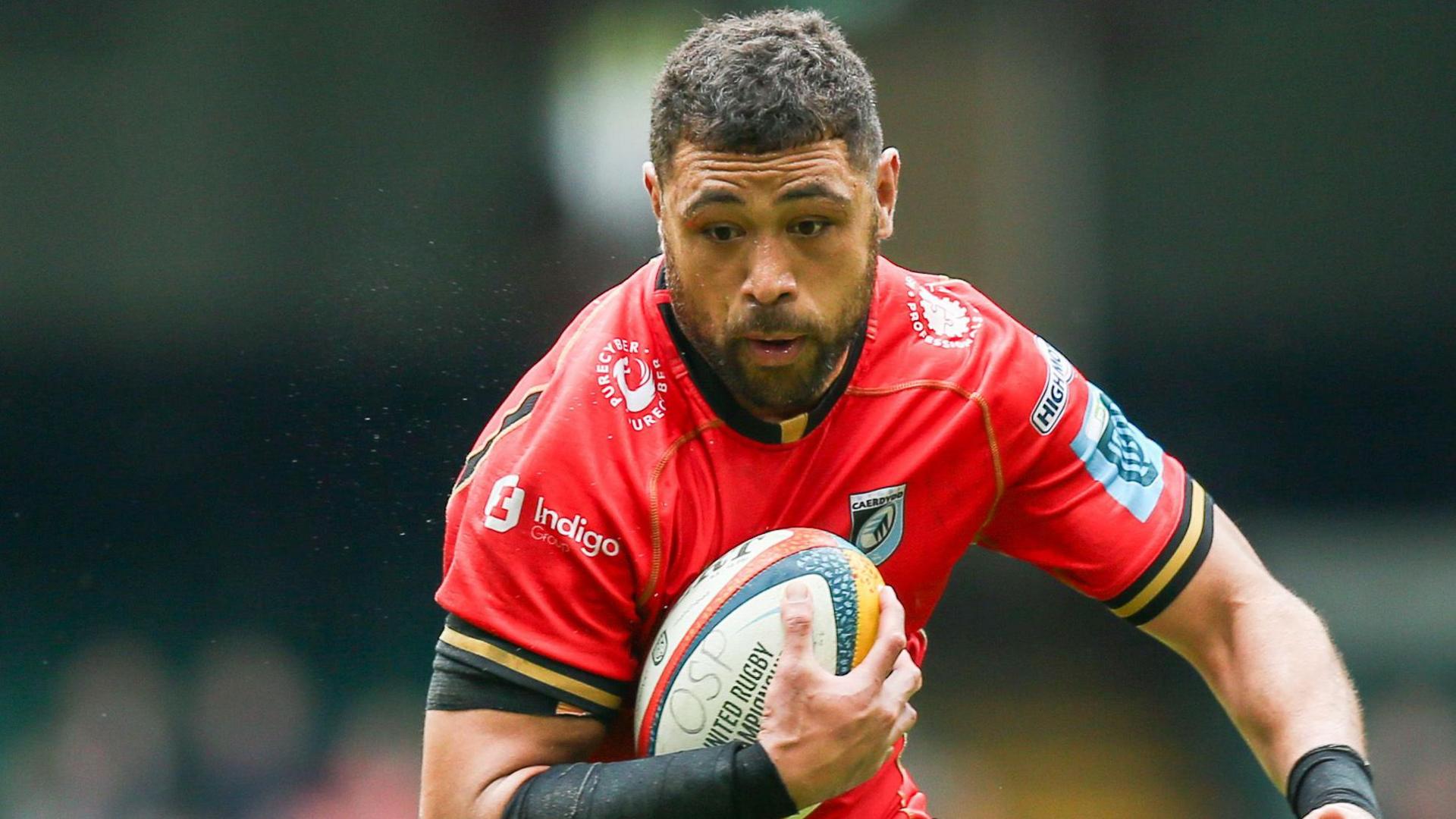 Taulupe Faletau carrying ball for Cardiff
