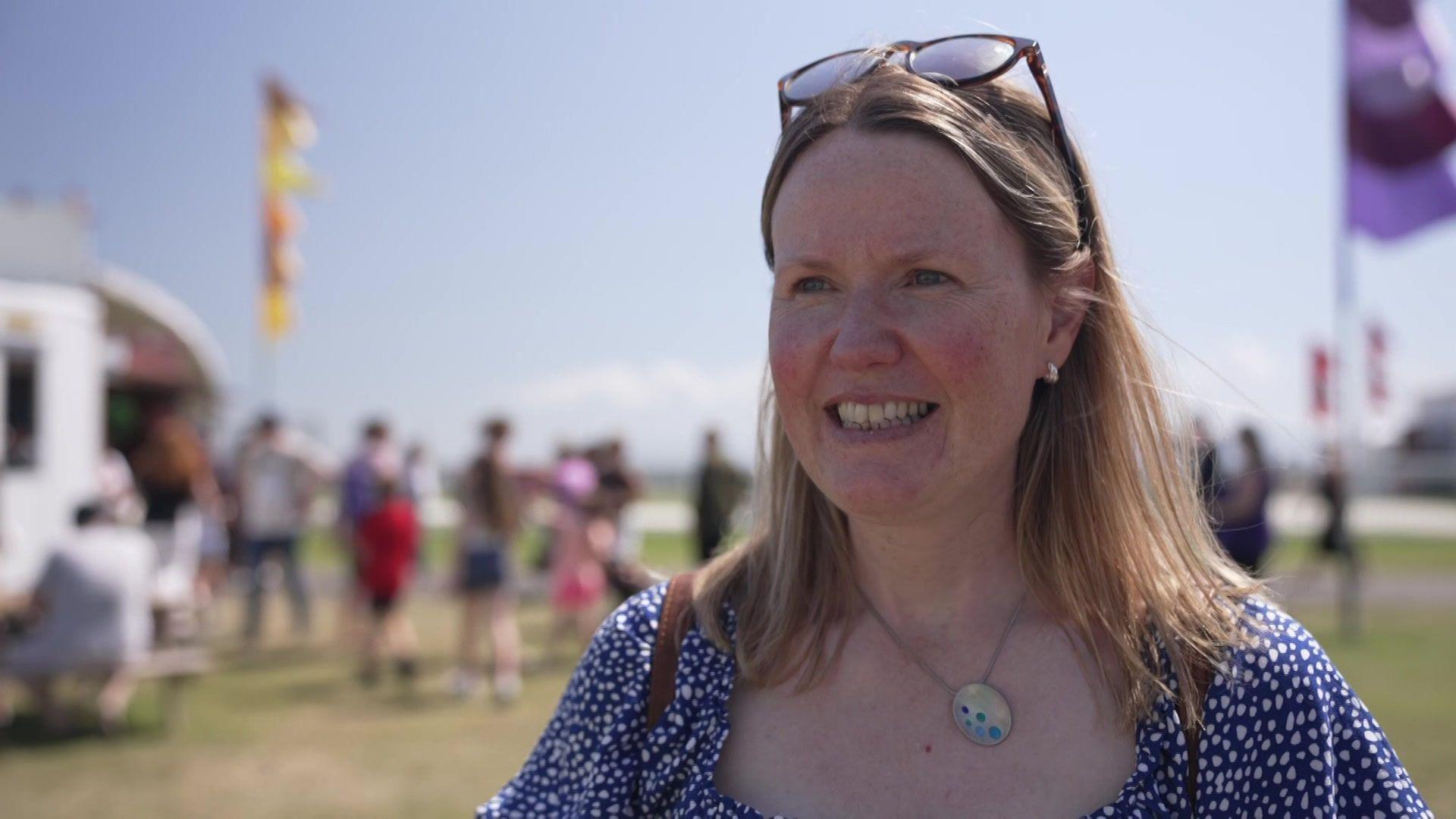 Ffion Hughes ar y maes