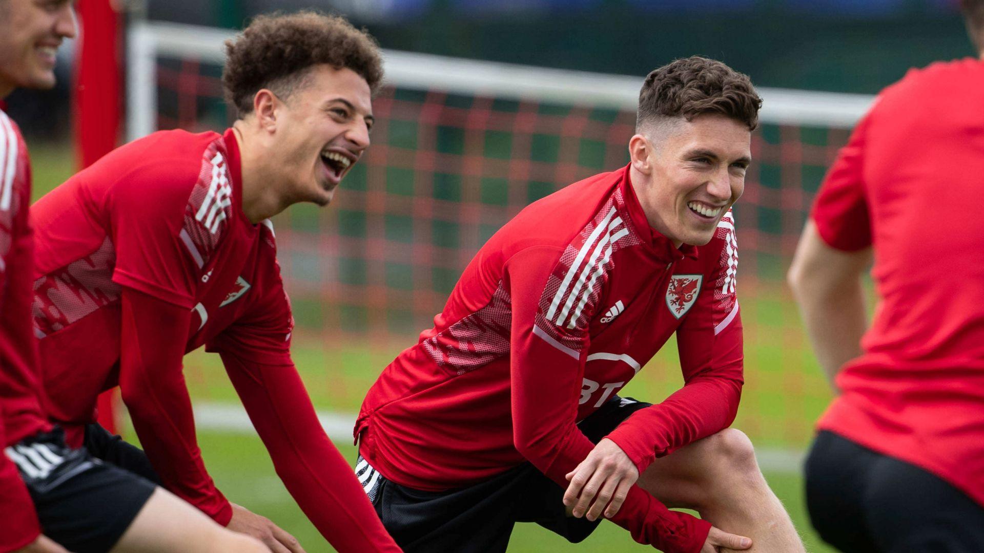 Bydd cael Ethan Ampadu a Harry Wilson yn ôl yn y garfan yn hwb mawr i Bellamy