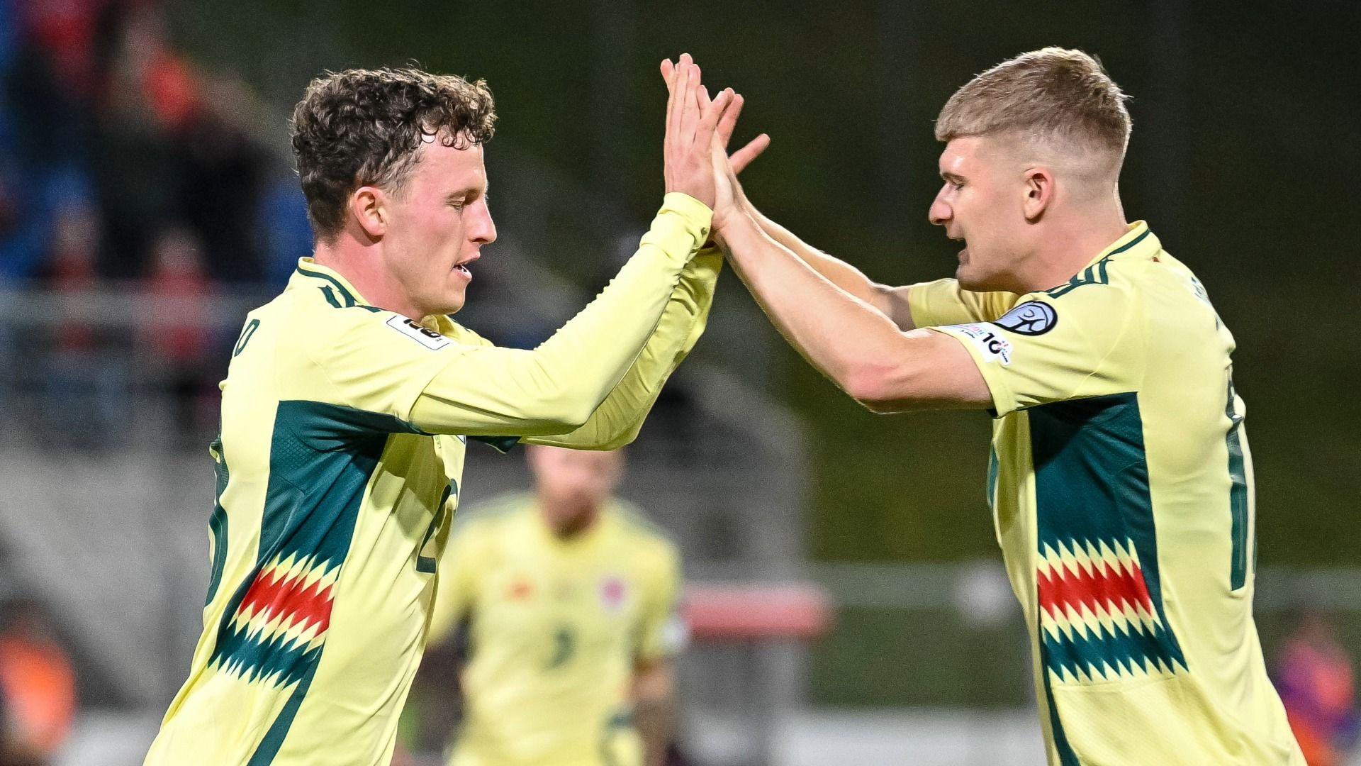 Nathan Broadhead a Jordan James