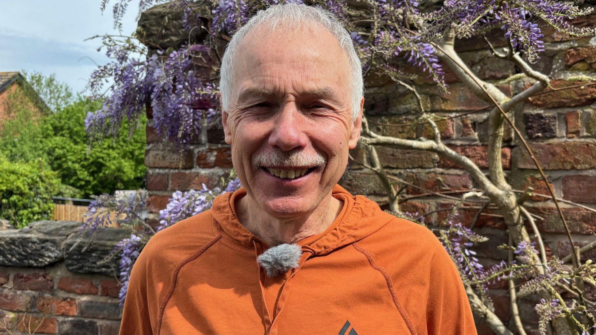Mae Caradoc Jones, 66, wedi trefnu taith i ardal yr Himalayas ddiwedd y flwyddyn