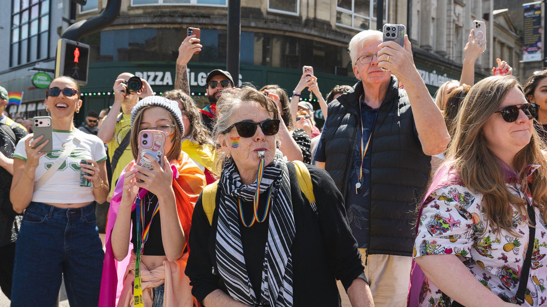 Cafodd baner lliwiau'r enfys Pride ei chreu yn wreiddiol ym 1978 gan yr artist ac academydd o San Francisco, Gilbert Baker. Fe'i dyluniodd ar gais Harvey Milk, un o'r swyddogion etholedig hoyw agored cyntaf yn UDA, a oedd eisiau symbol pwerus i gynyddu gwelededd i'r gymuned LGBTQ+ 