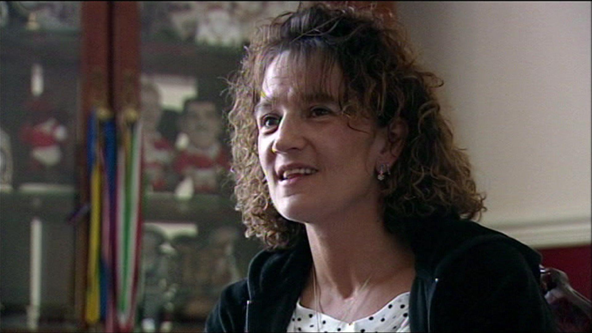Annette Hewins yn cael ei holi ar gamera wedi iddi gael ei rhyddhau ar ôl cael ei charcharu ar gam