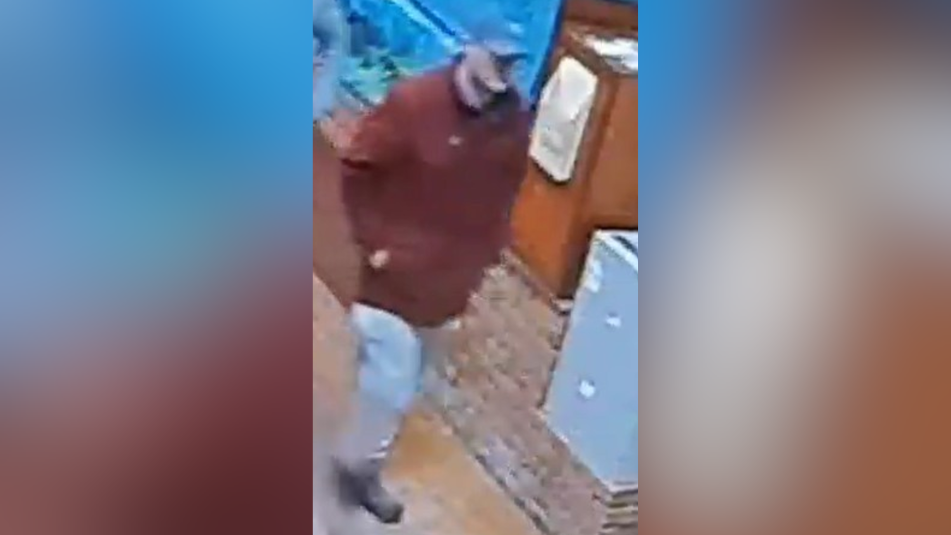 Matthew Armstrong ka veshur një pallto ngjyrë burgundy/portokalli, një kapelë gri, një tuta gri me blu anash dhe çizme të zeza. Ai po ecën në një rrugë dhe është filmuar nga kamerat e sigurisë.