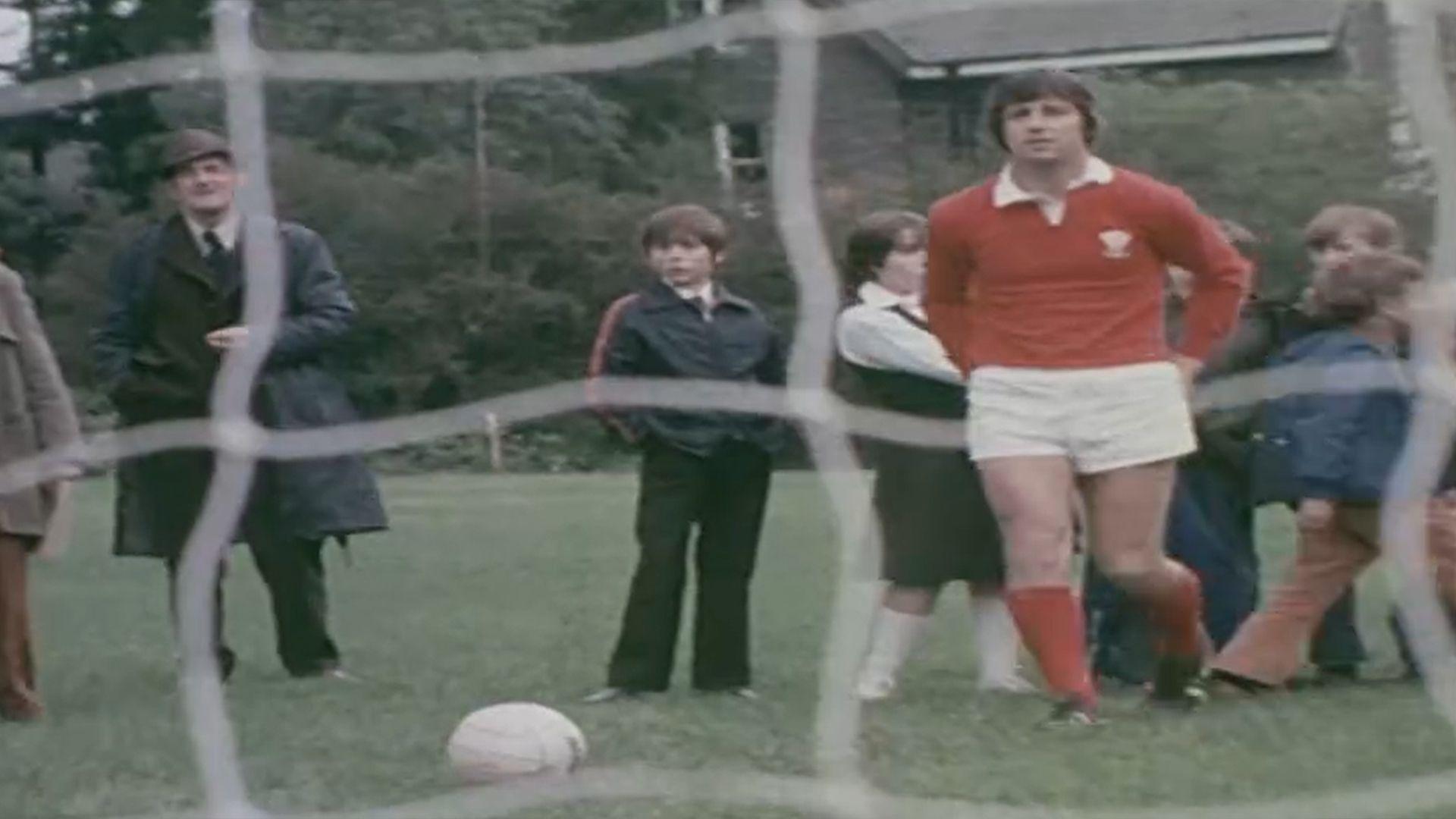 Barry John yn barod i cicio pel