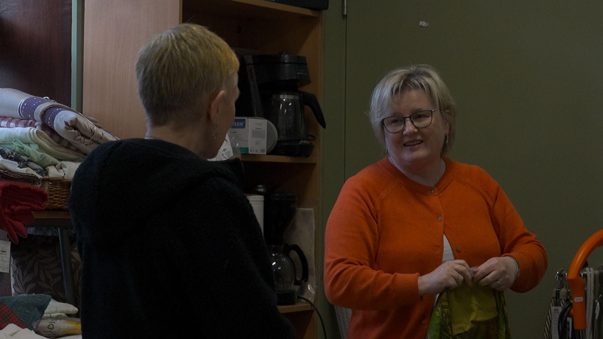 Dithis de luchd-obrach saor-thoileach an Hub, Helen is Mòrag.