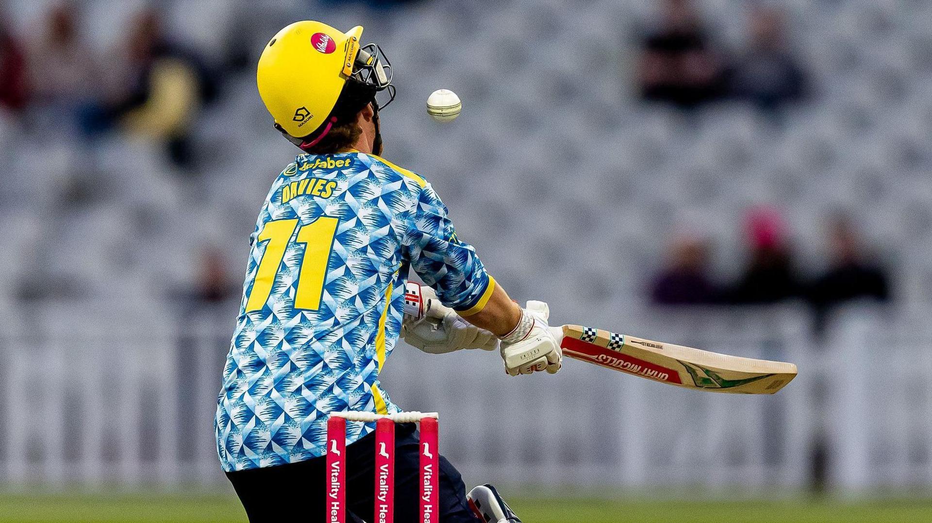 Alex Davies batting for Birmingham Bears