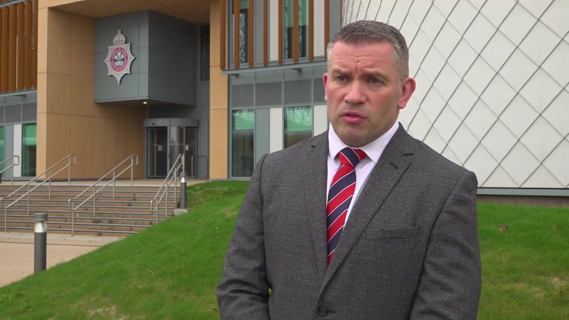 Y Ditectif Brif Arolygydd Gareth Davies o'r Uned Adolygiadau Heddlu De Cymru