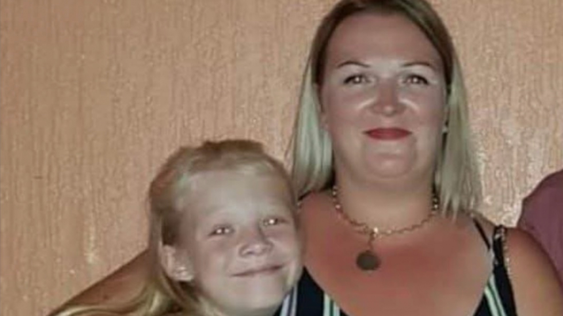 Keely Morgan, yn blentyn, yn eistedd wrth ei mam, Sian