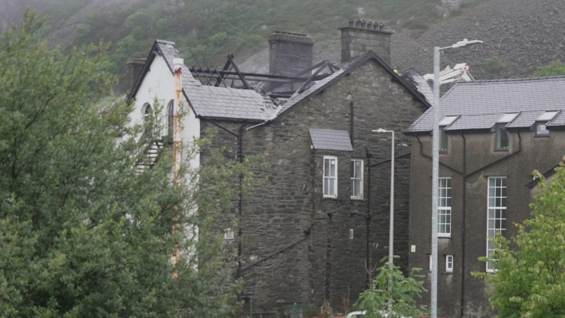Llun o Westy Queens wedi ei ddifrodi, dim llawer o'r to yn weddill.