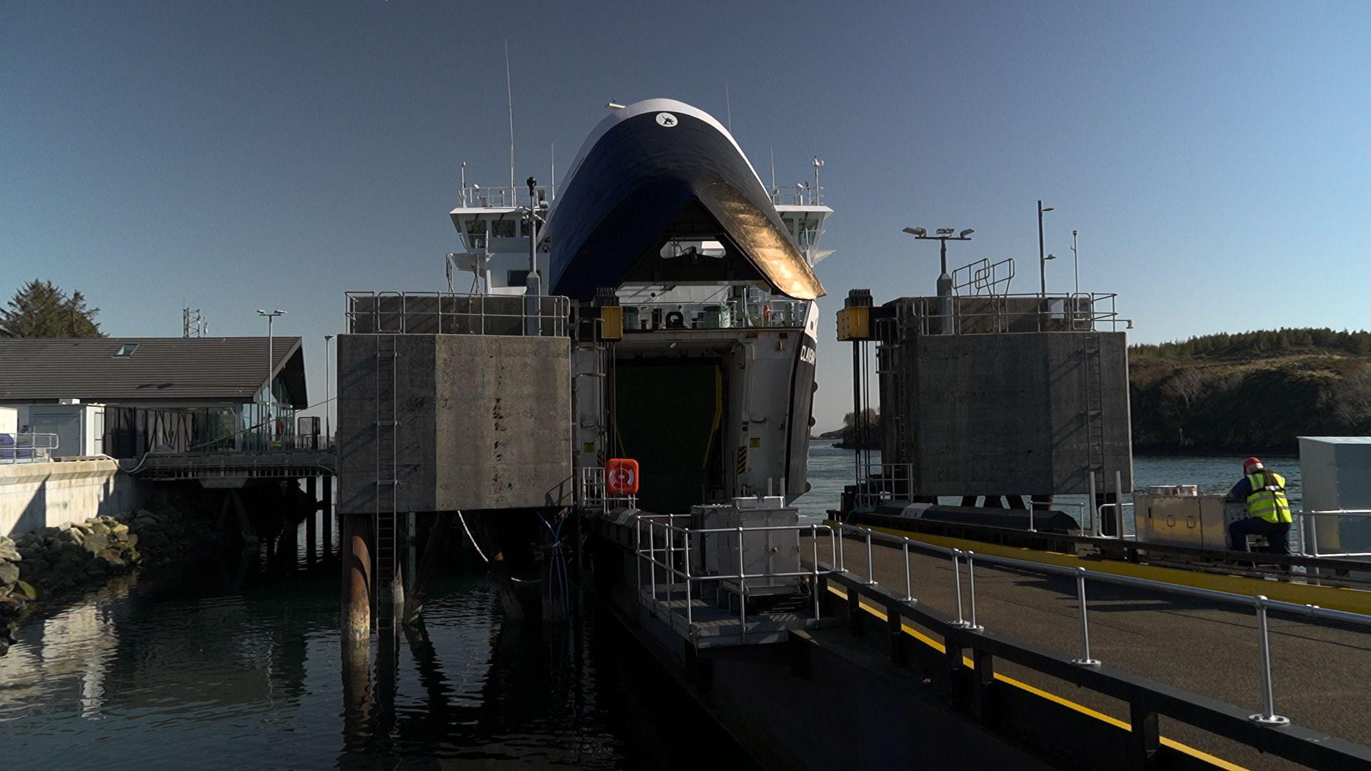 MV Clansman aig a' chidhe air an Tairbeart, Na Hearadh