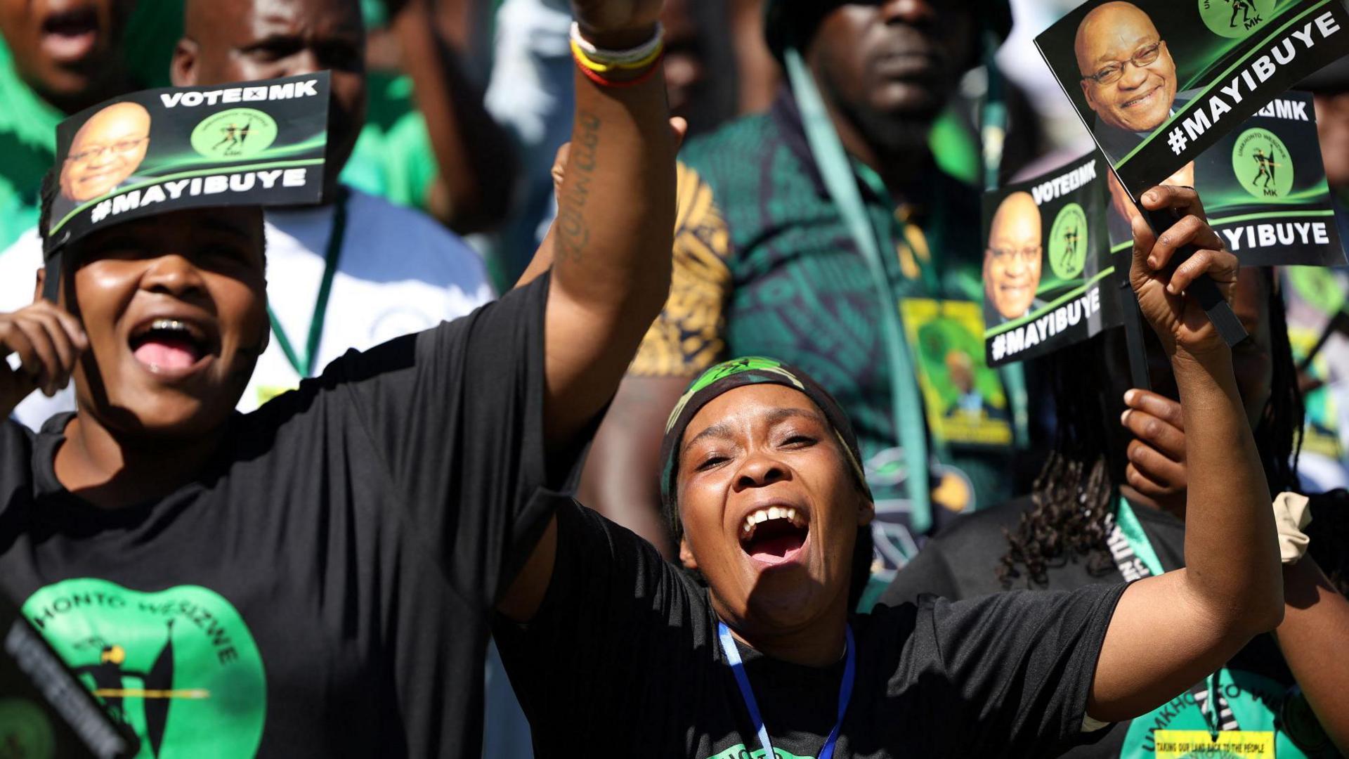 Supporters of Jacob Zuma cheering and waving flags