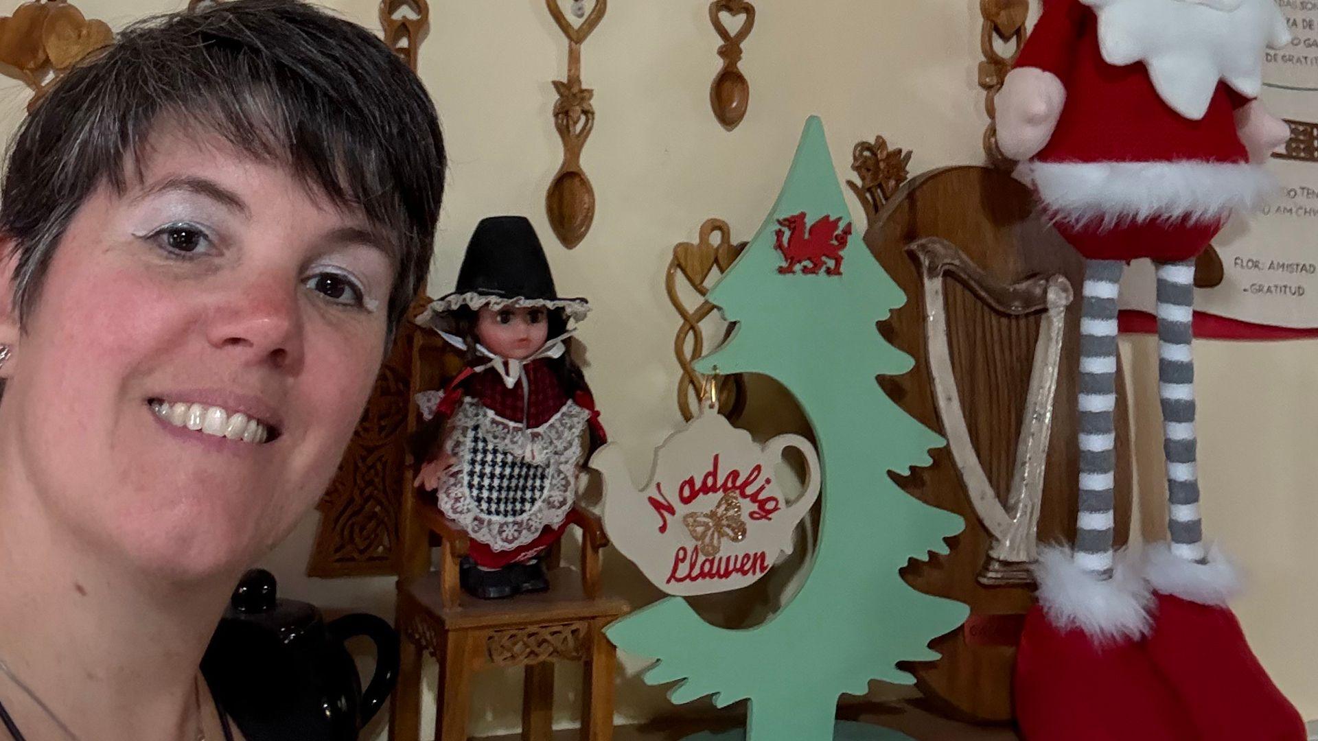 Ana gyda'i addurniadau Nadolig