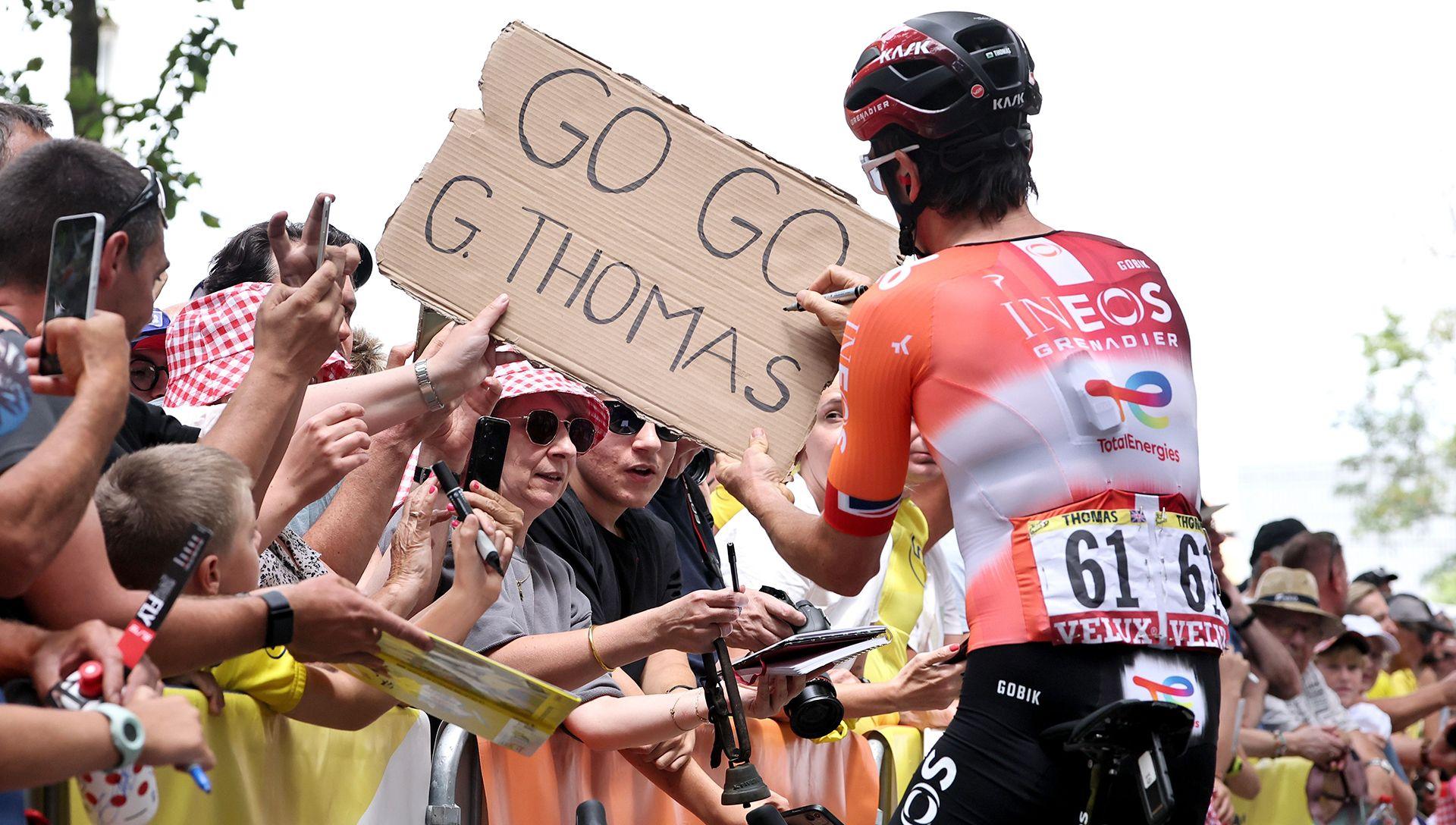 Geraint Thomas yn arwyddo