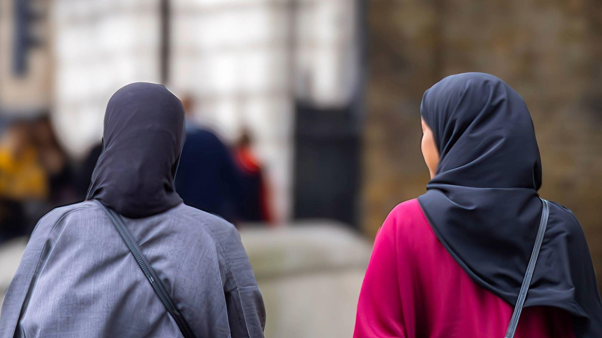 Dwy fenyw yn gwisgo hijab