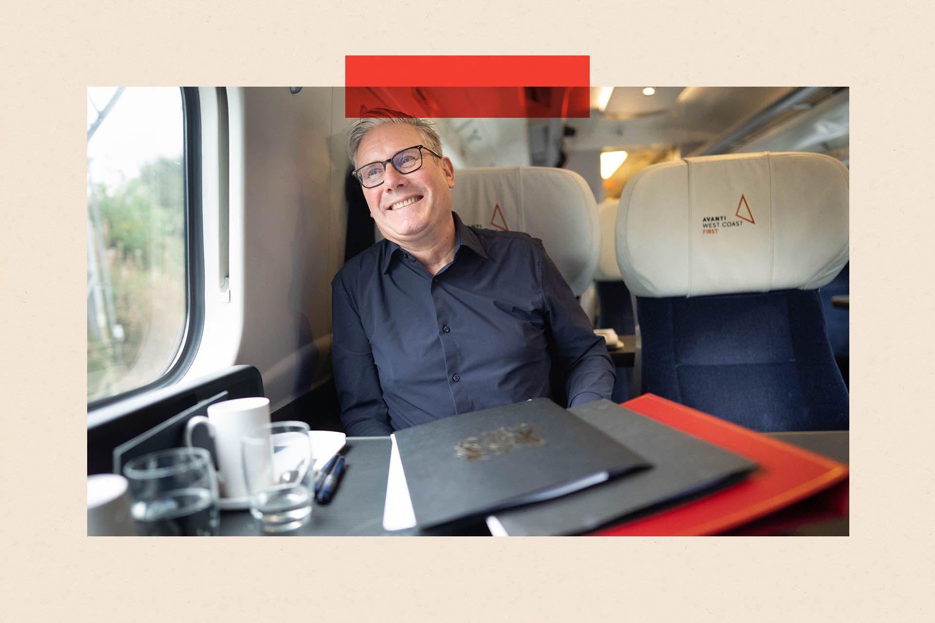 Keir Starmer duke udhëtuar me tren