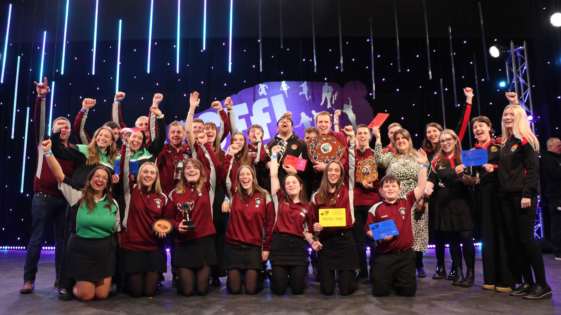 Criw aelodau Sir Gâr yn dathlu ar y llwyfan