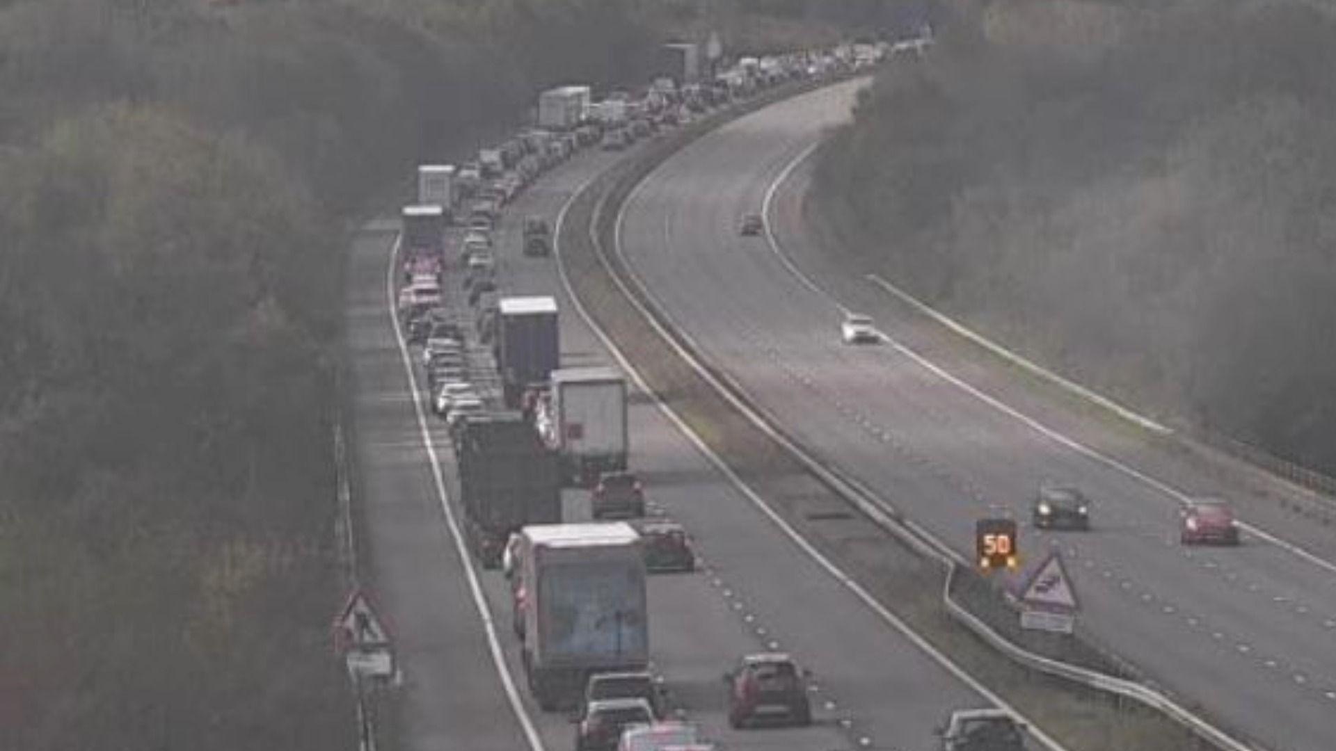 Traffig ar yr M4