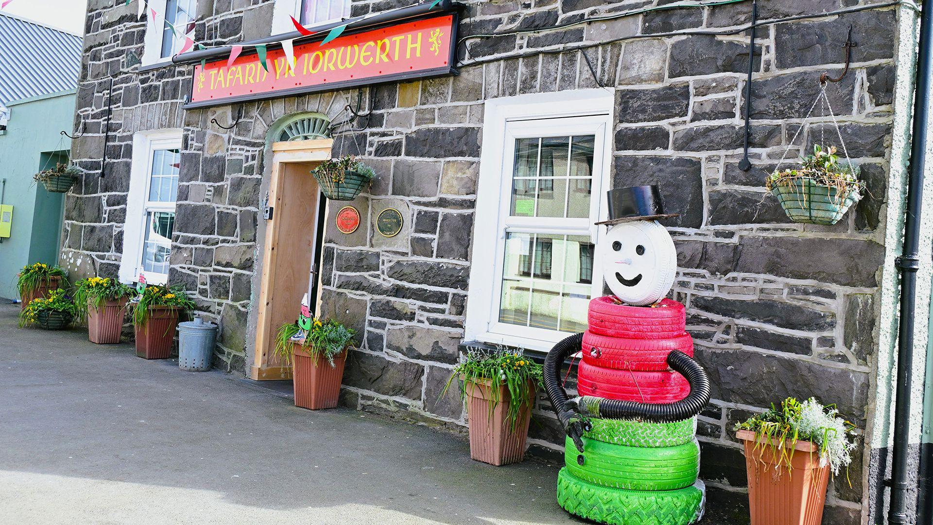 Mr Urdd allan o deiars
