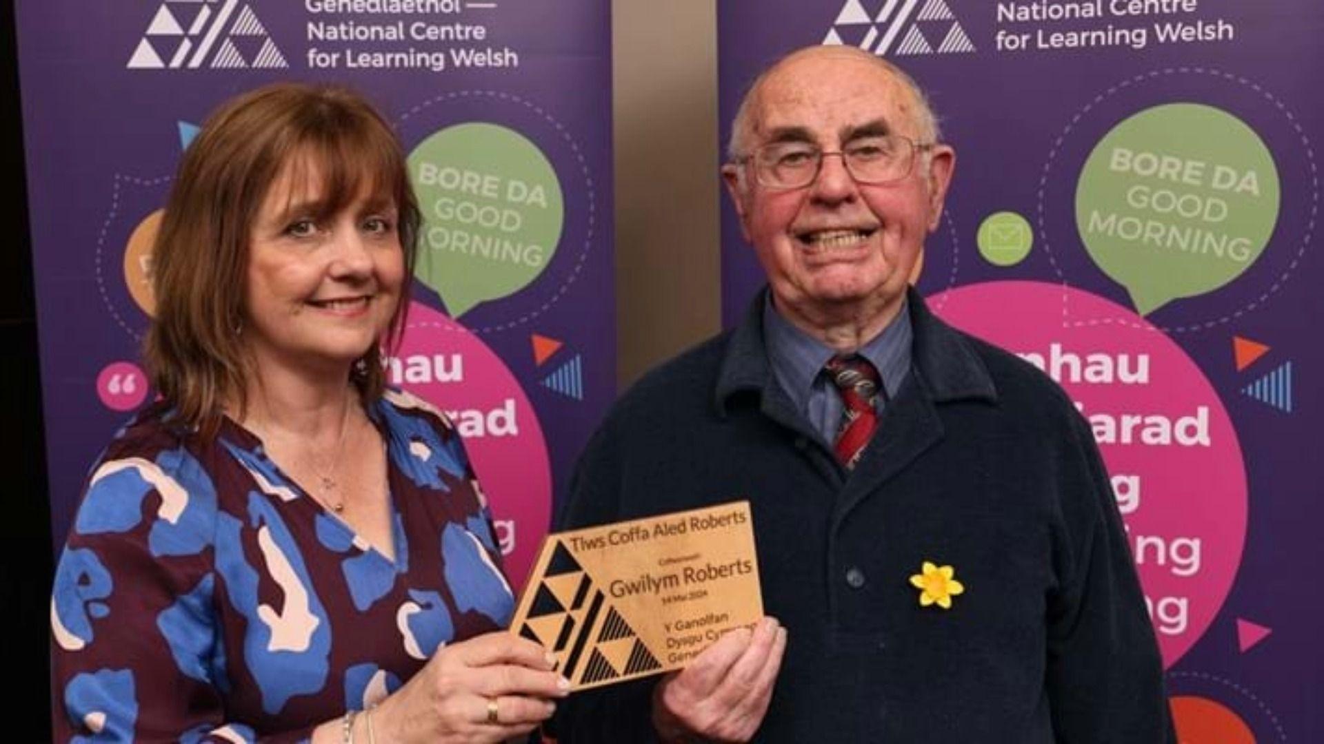 Gwilym Roberts yn derbyn Tlws Coffa Aled Roberts gan Llinos Roberts, gweddw Aled Roberts