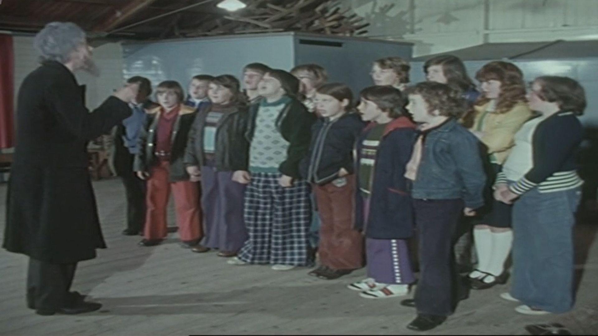 Plant ysgol yn canu mewn cor