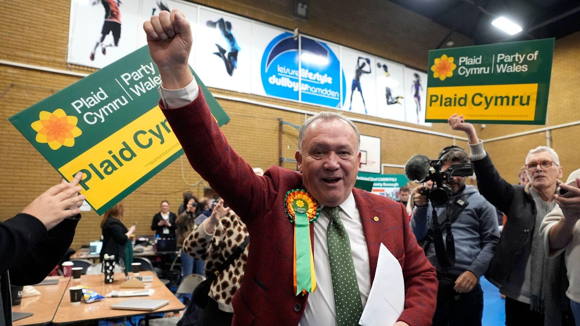 Lindsay Whittle yn gorfoleddu ar ôl i Plaid Cymru ennill isetholiad Caerffili