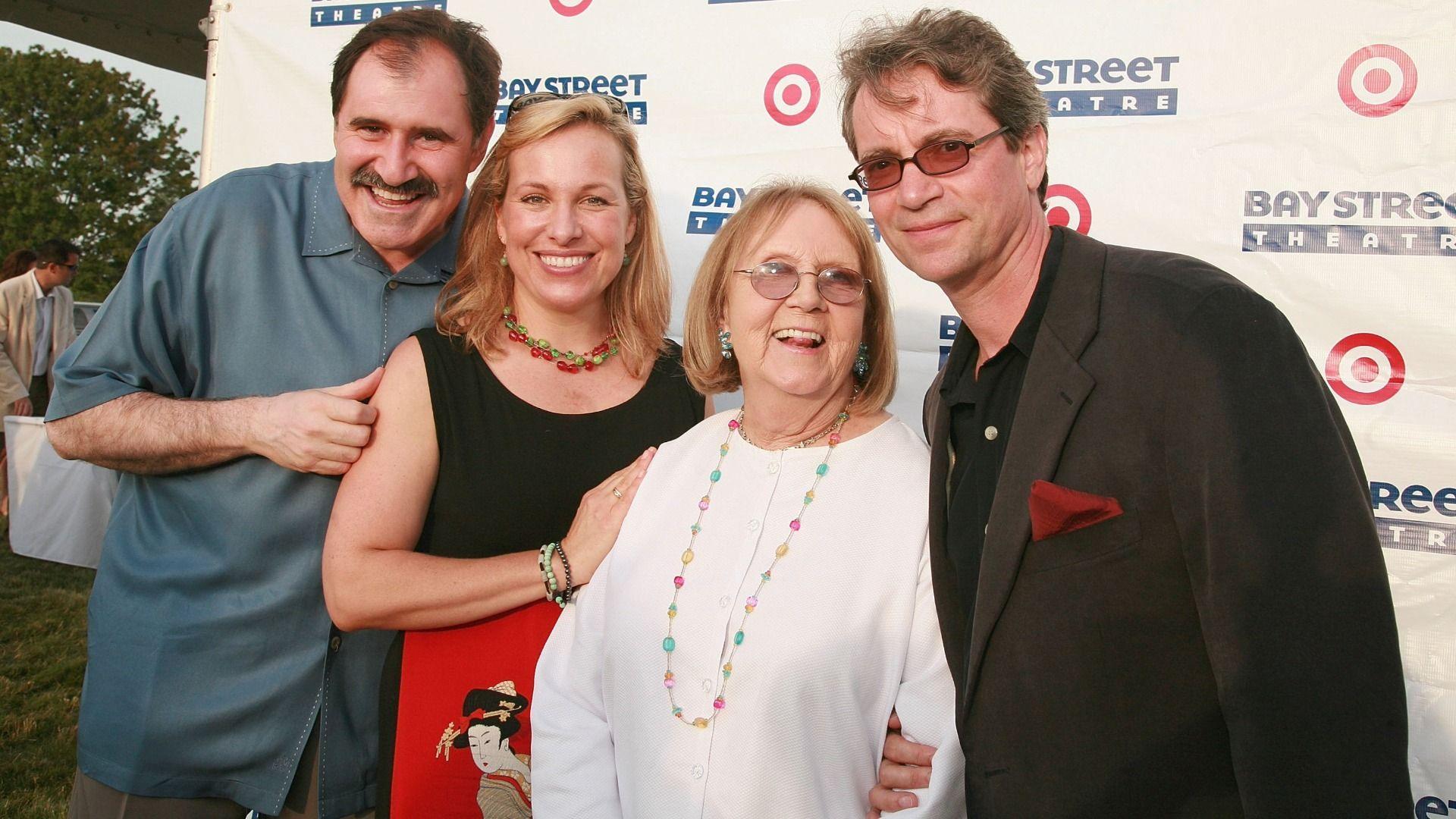 Sybil Christopher (yn gwisgo gwyn) gyda'r actorion Richard Kind, Emma Walton (merch Julie Andrews) a Stephen Hamilton mewn digwyddiad codi arian i'r Bay Street Theatre yn 2007