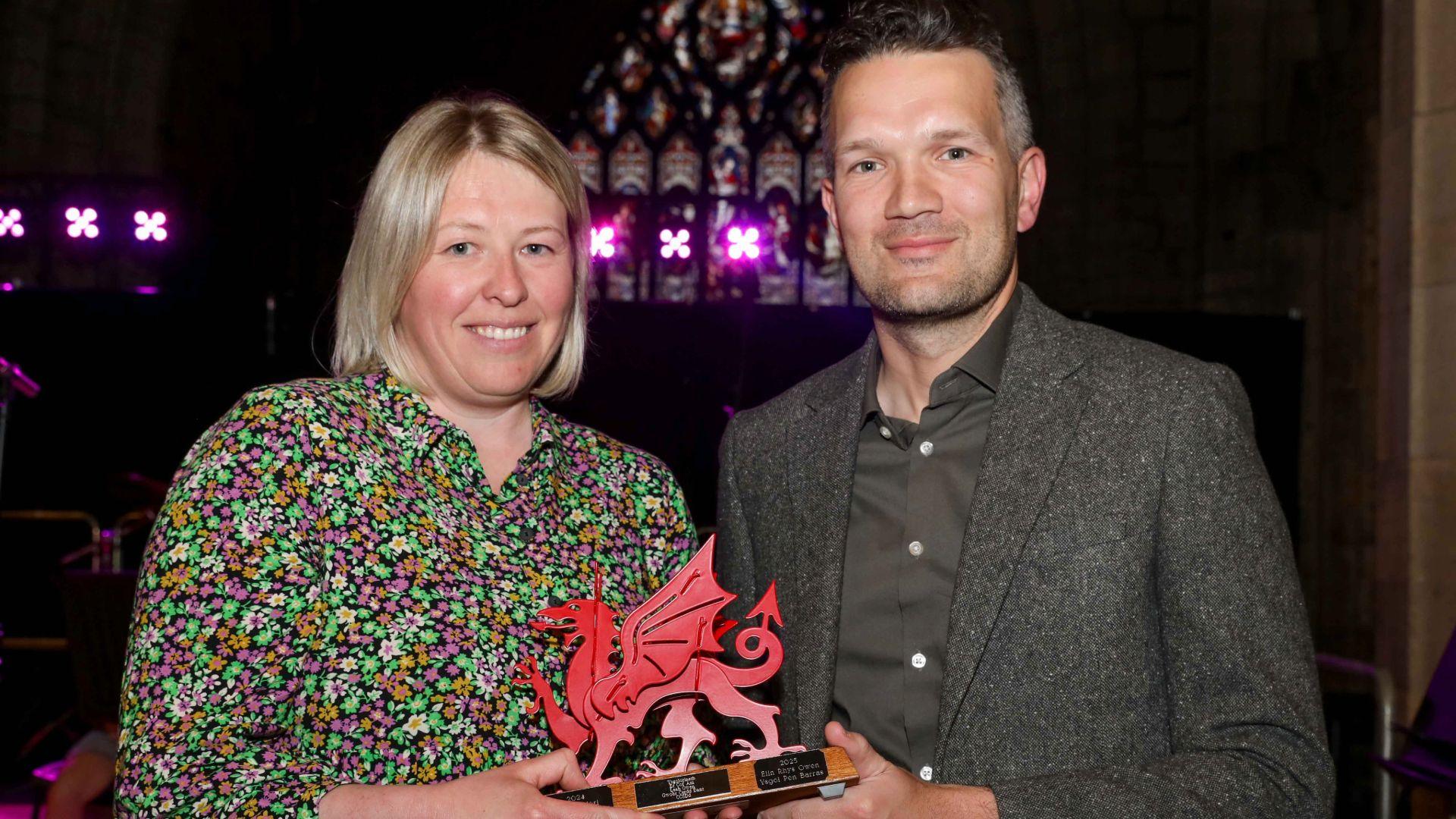 Elin Rhys Owen yn derbyn y wobr gan Ynyr Llwyd