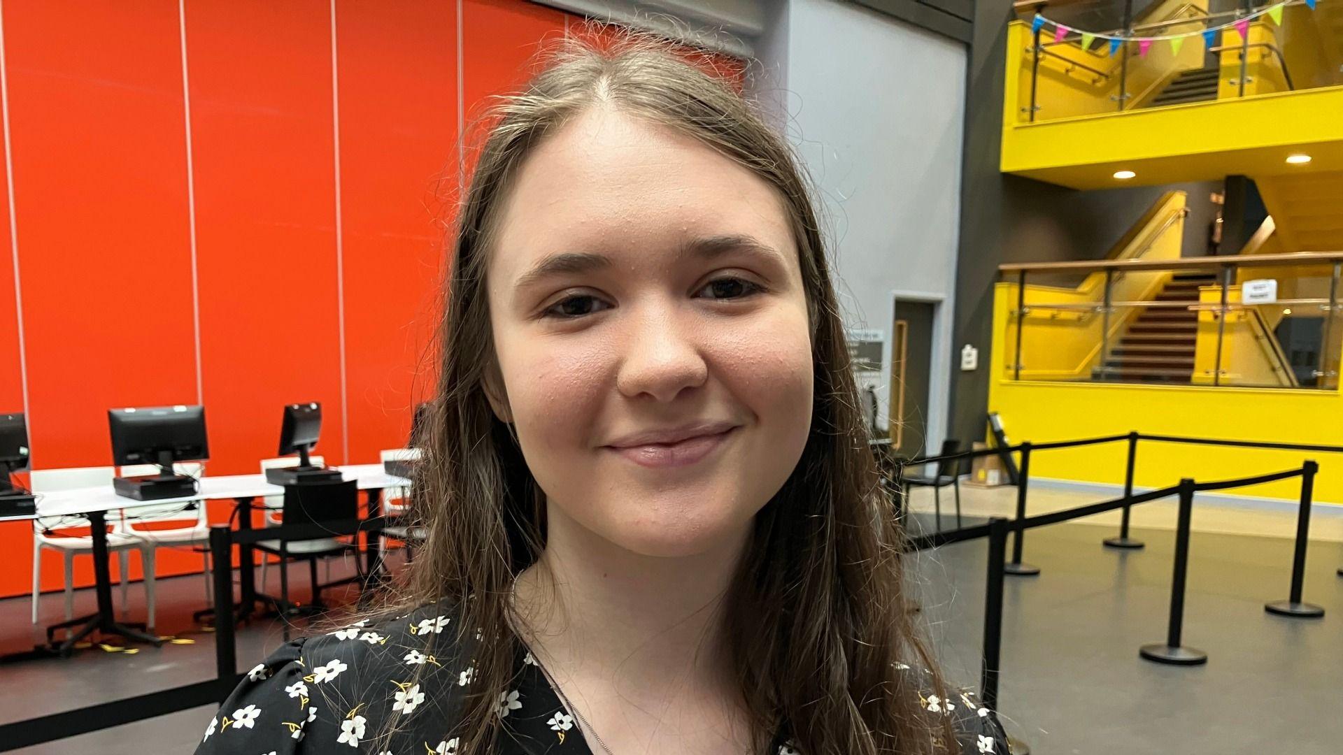 Daeth Viktoriia Tkackenko, 20, i Gymru o Wcráin ar ôl dechrau'r rhyfel â Rwsia - mae hi ar ei ffordd i Brifysgol Abertawe i astudio Hanes a Gwleidyddiaeth