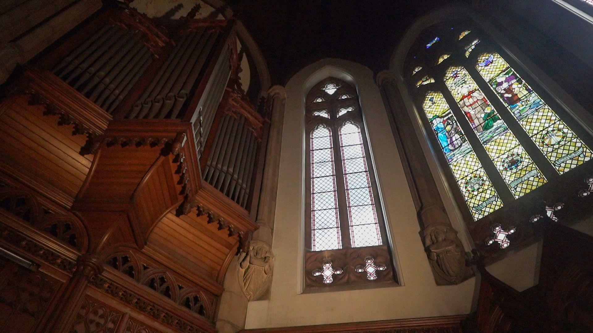 Òrgan agus glainne dhathte