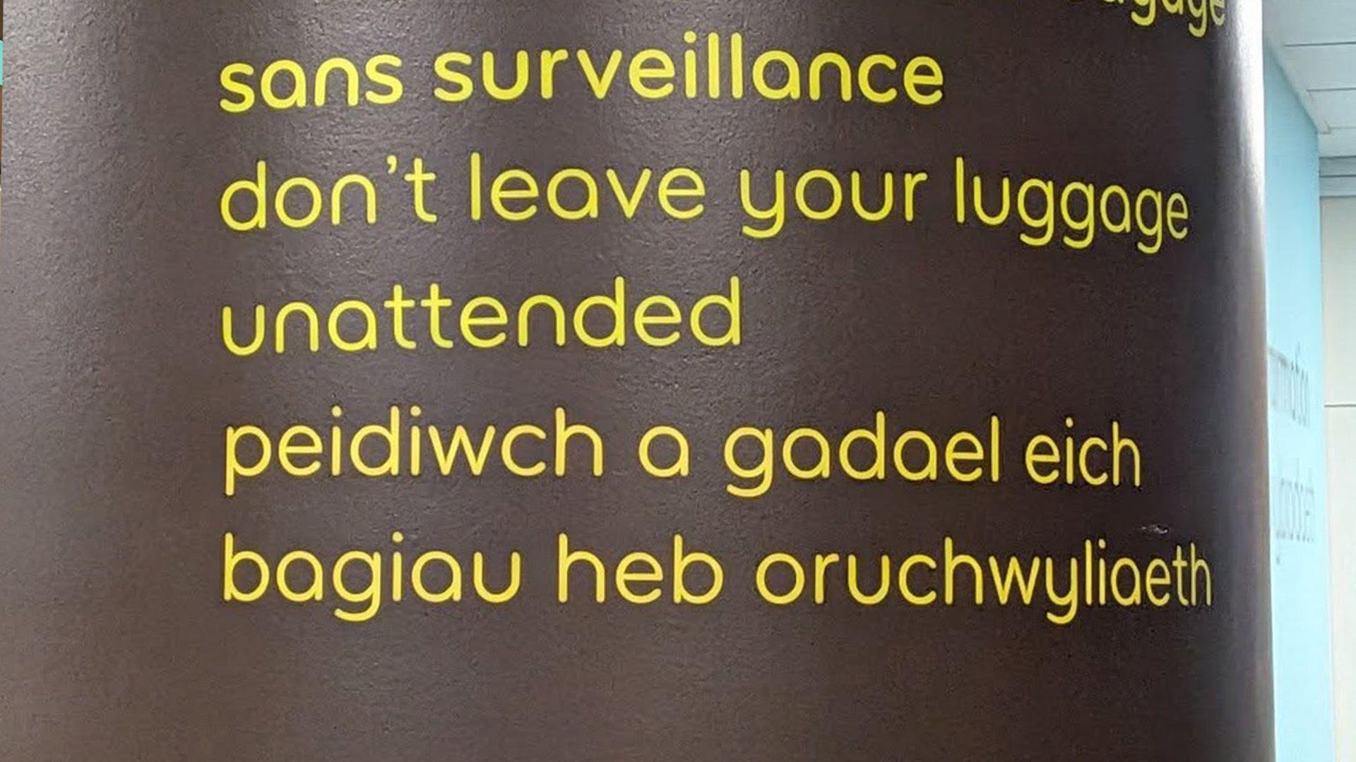 Arwyddion Cymraeg ym Maes Awyr Chambéry yn Ffrainc
