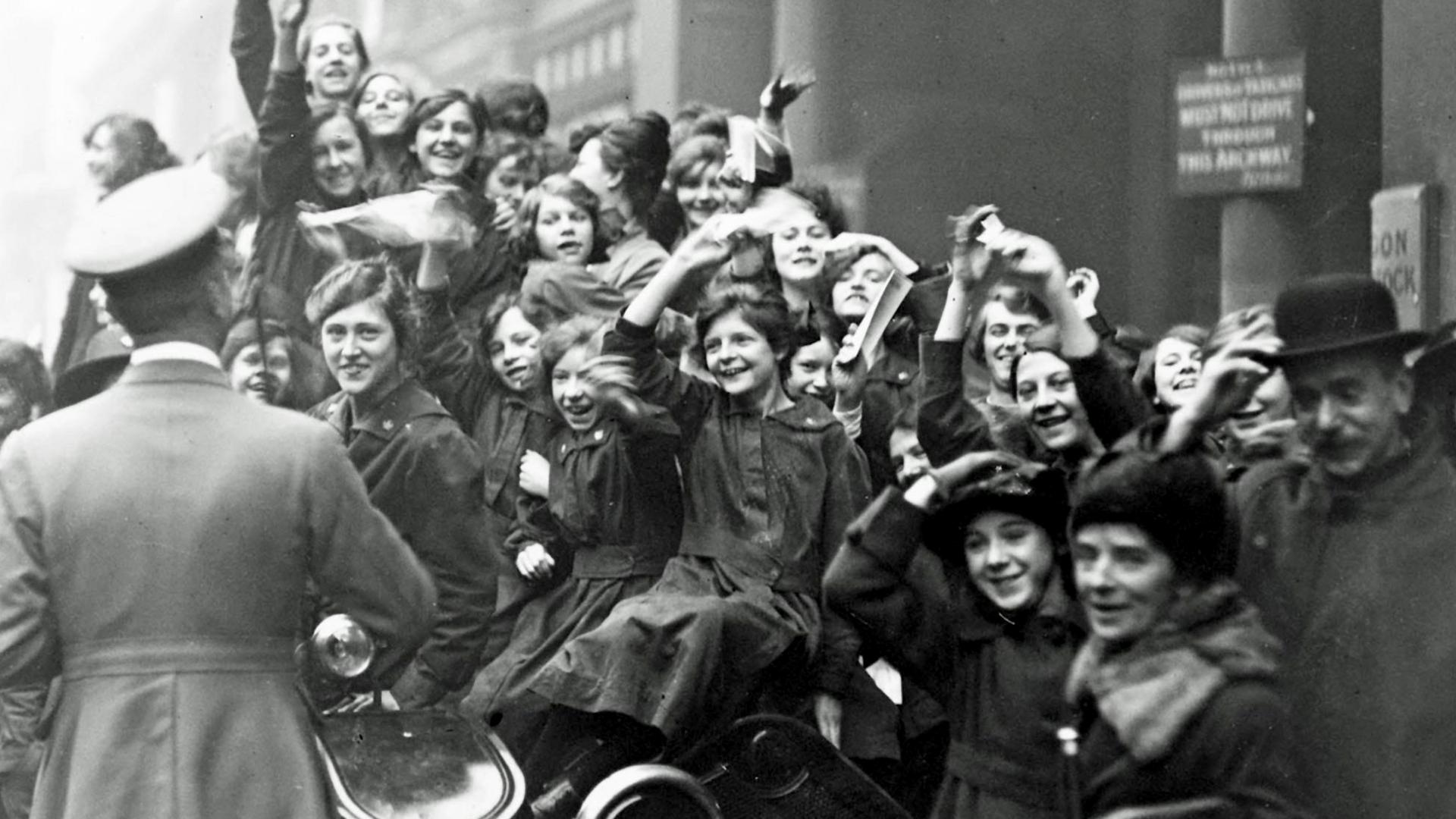 Crowds in London celebrating the end of World War One.