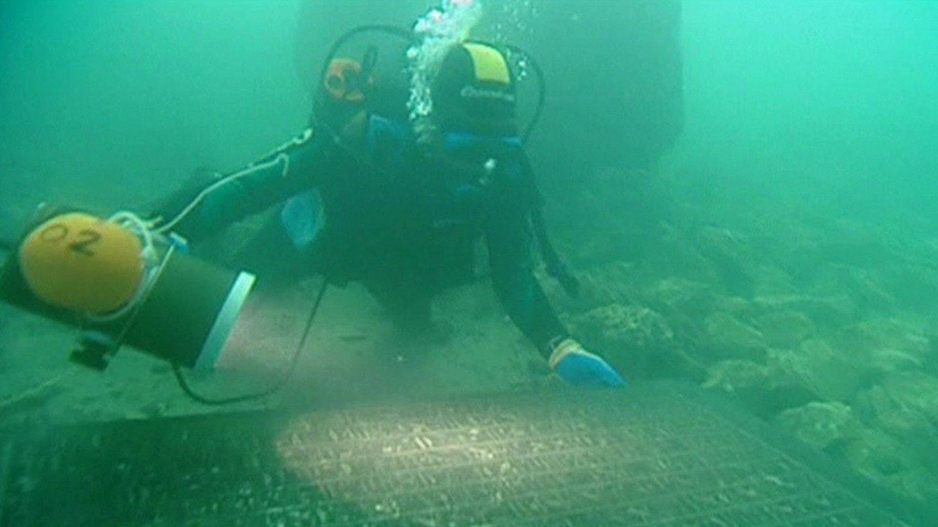 Divers discovering the artefacts