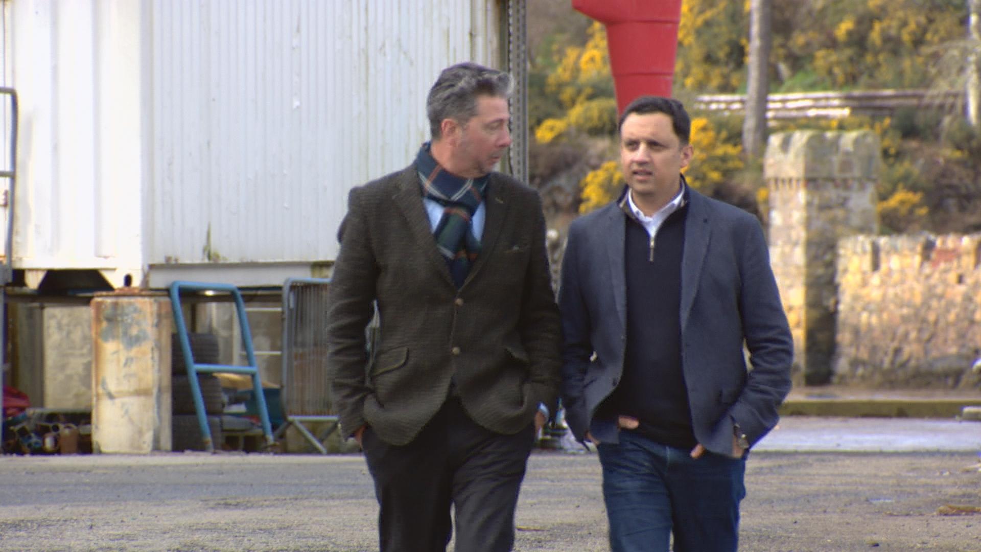 Ceannard nan Làbarach an Alba, Anas Sarwar, agus tagraiche Westminister nan Eilean Siar, Torcuil Crichton