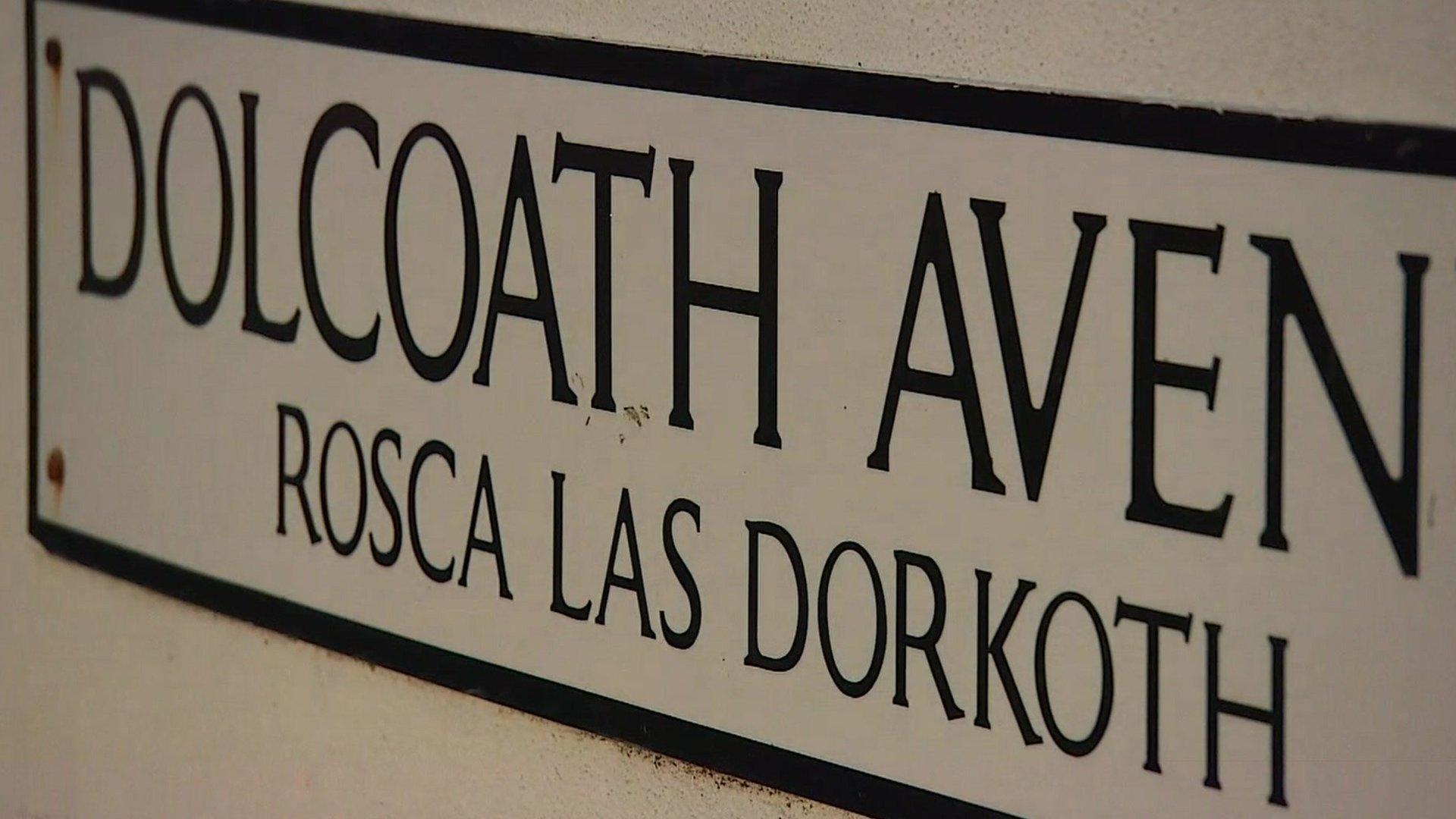 Road sign in English and Cornish