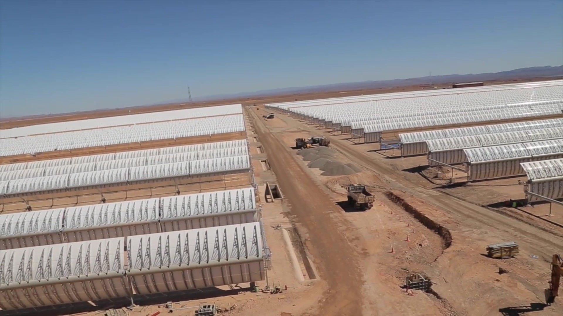 Rows of curved mirrors capture solar energy