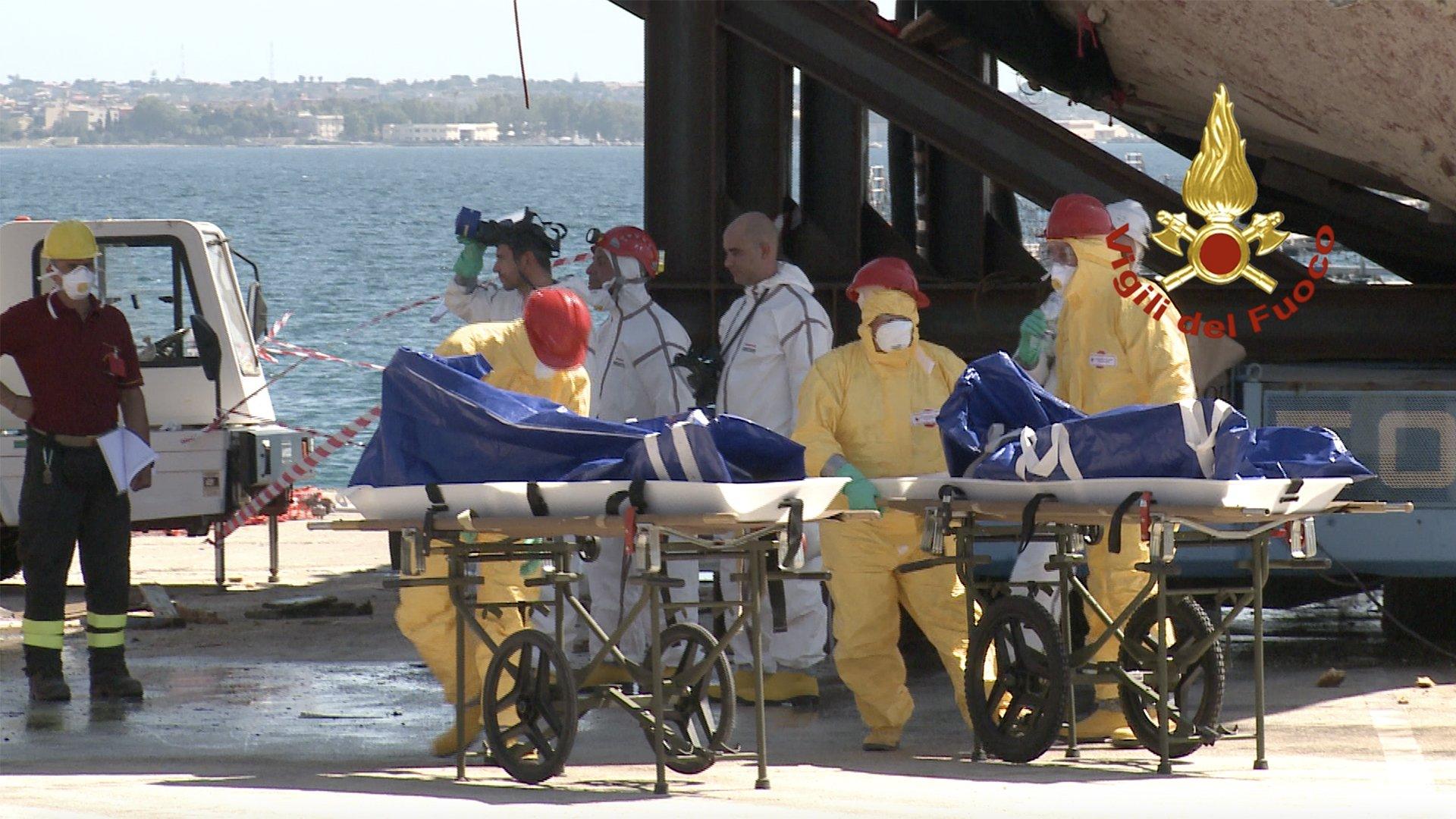 Italian fire brigade recover bodies from the shipwreck