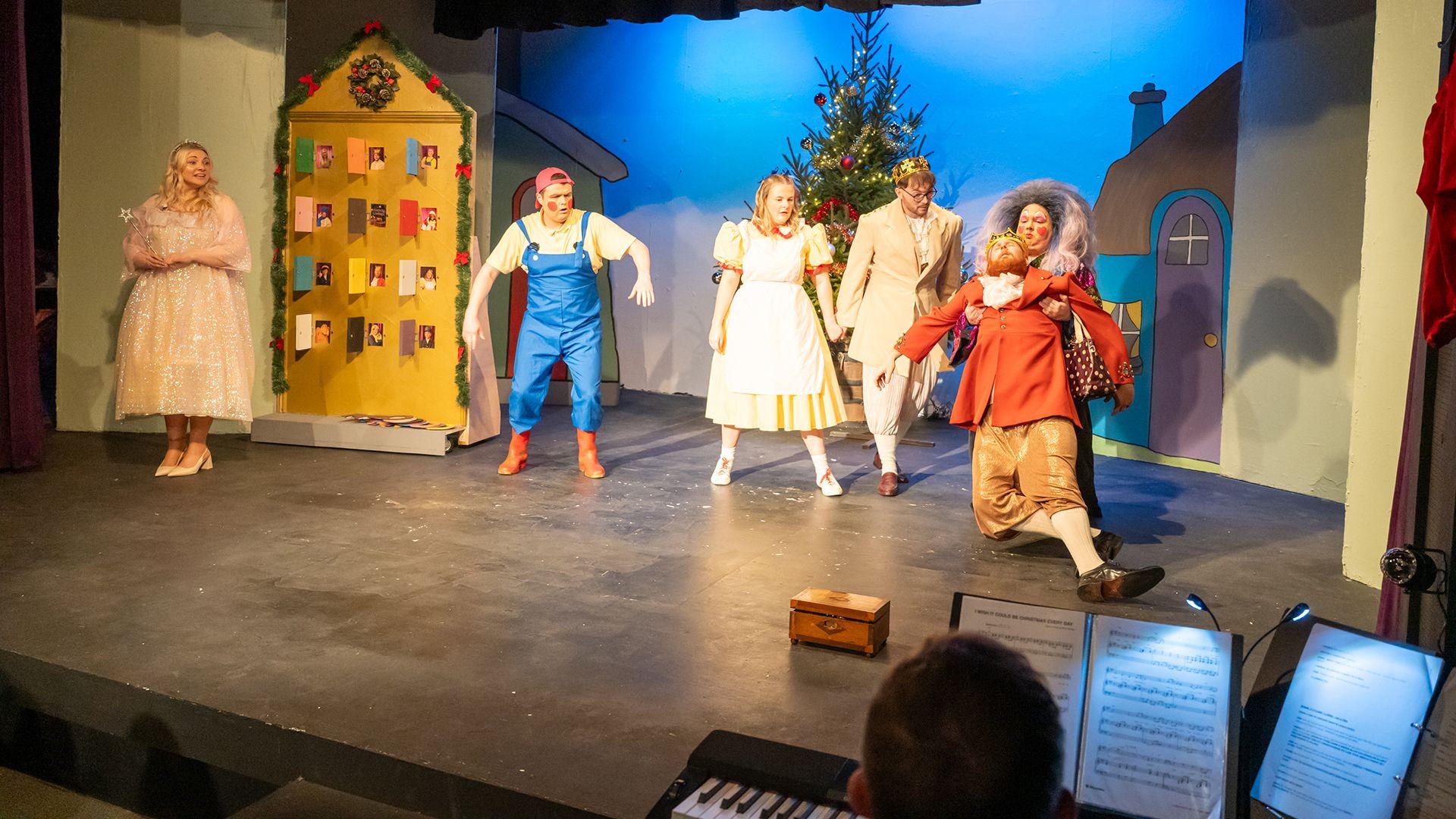 Actorion ar y llwyfan yn y pantomeim