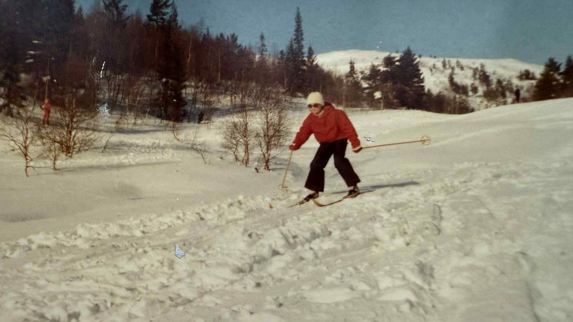 Siri tua 12 oed ar ei sgis yn yr eir