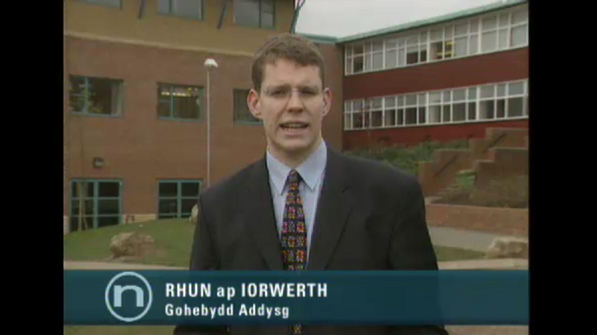 Rhun ap Iorwerth yn gohebu yn 1998