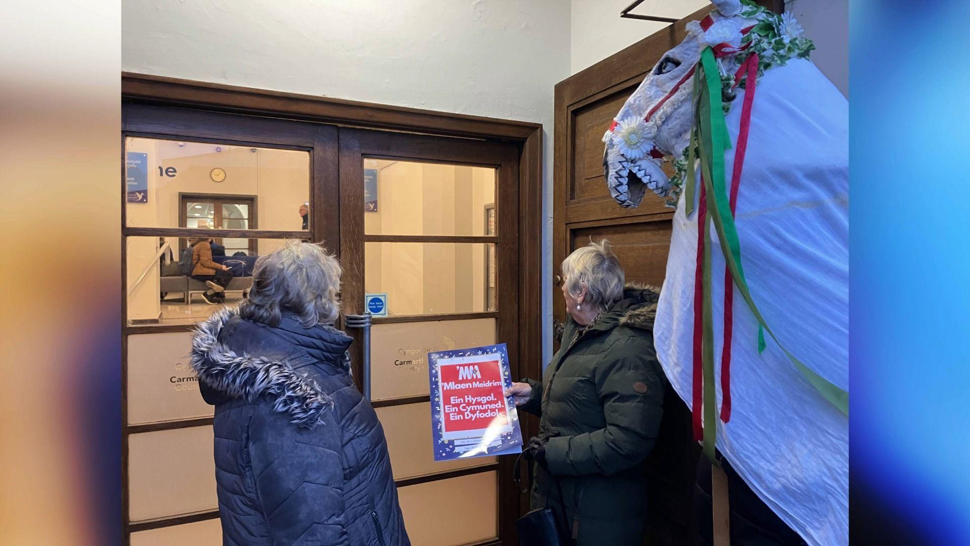 Cyflwyno'r cerdyn calan