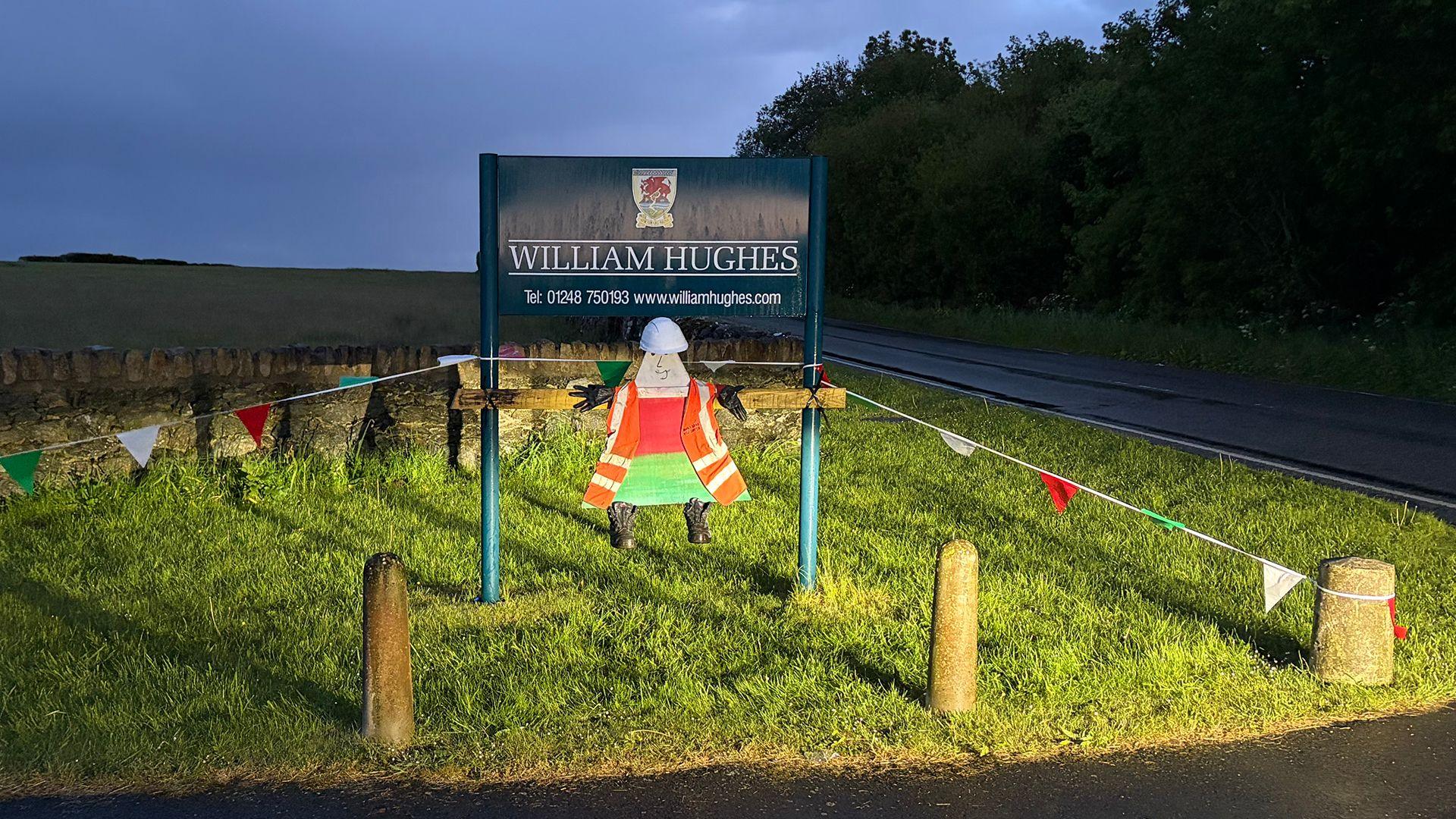 Mr Urdd efo siaced 'high vis'