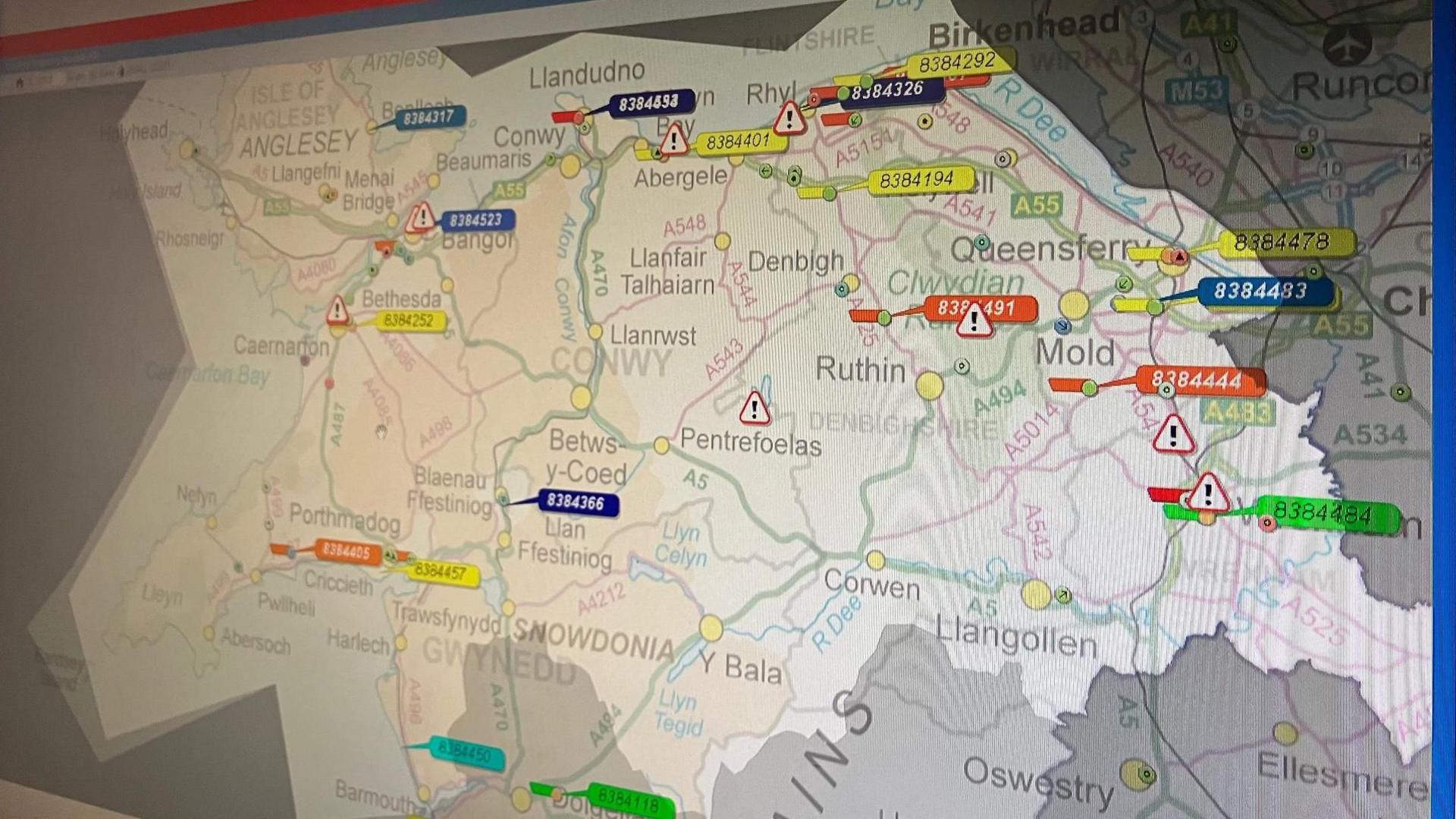 Mae'r map ar sgrin Kate yn dangos criwiau a cherbydau'r gwasanaeth ambiwlans ar draws gogledd Cymru