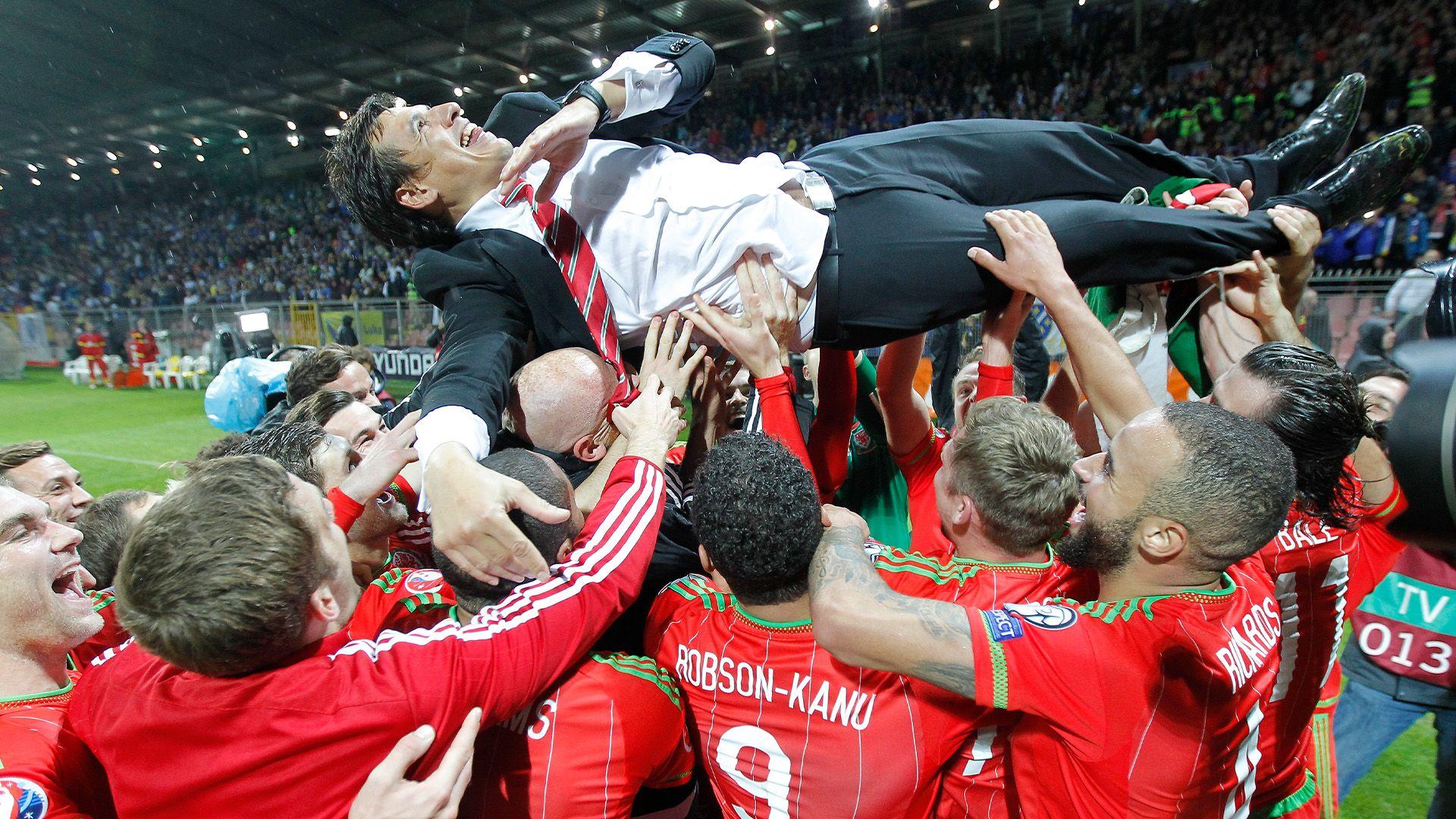 Chris Coleman a thîm Cymru'n gorfoleddu yn 2016