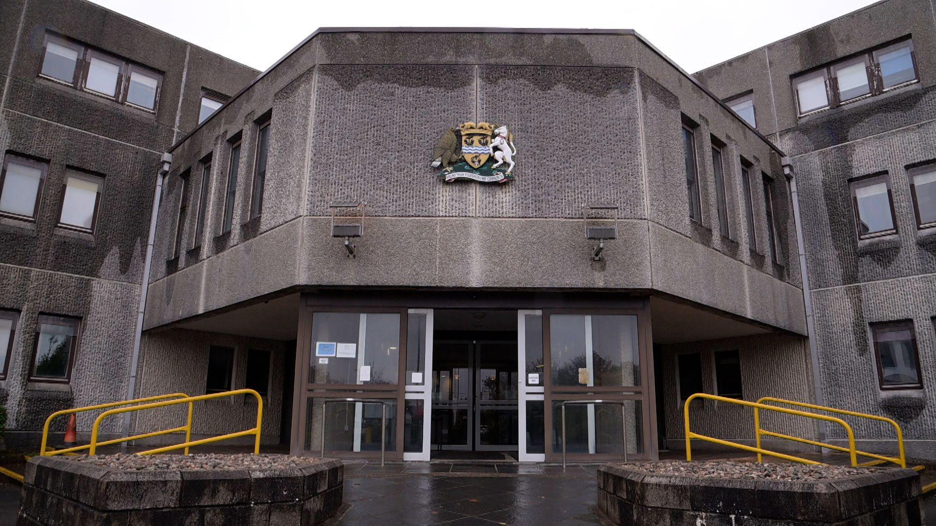 Doras-aghaidh prìomh-oifis Comhairle nan Eilean Siar ann an Steòrnabhagh 