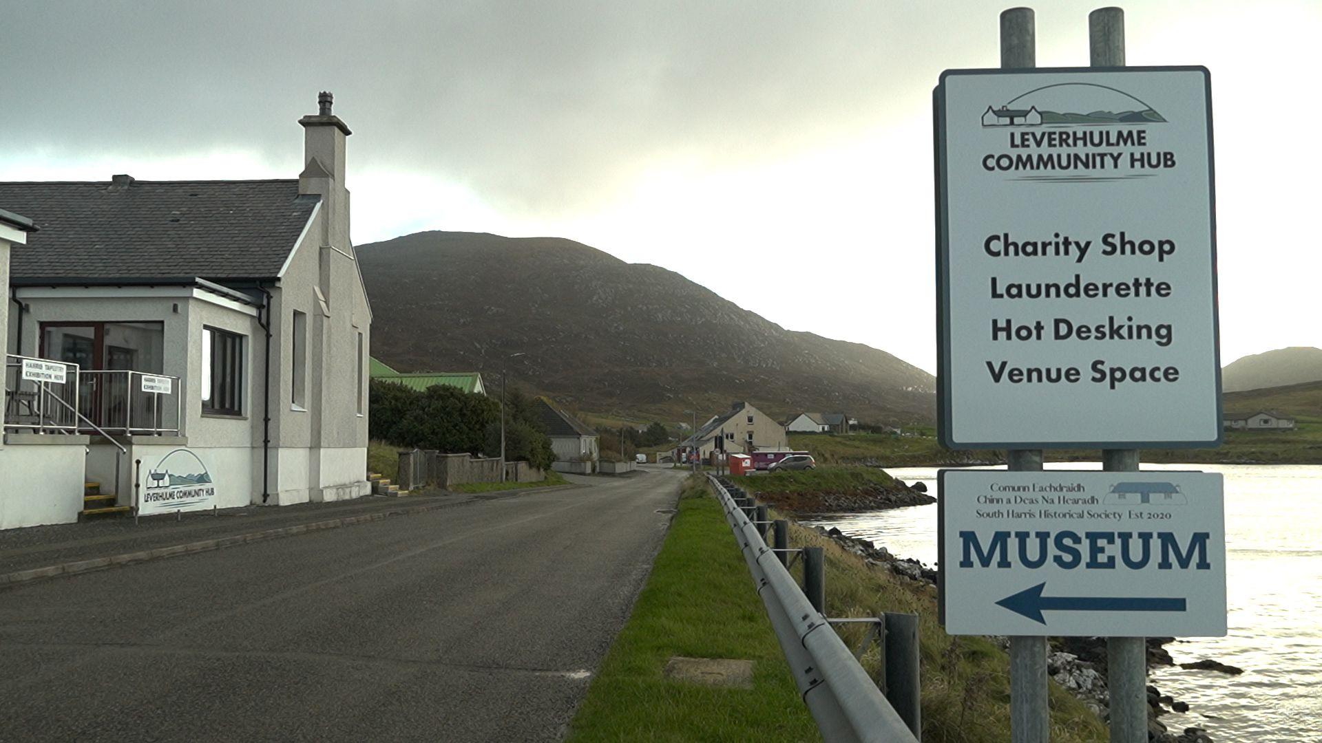 Taobh a-muigh Hub an t-Òib