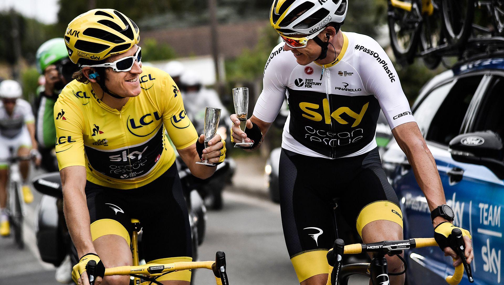 Geraint Thomas a Chris Froome yn yfed champagne