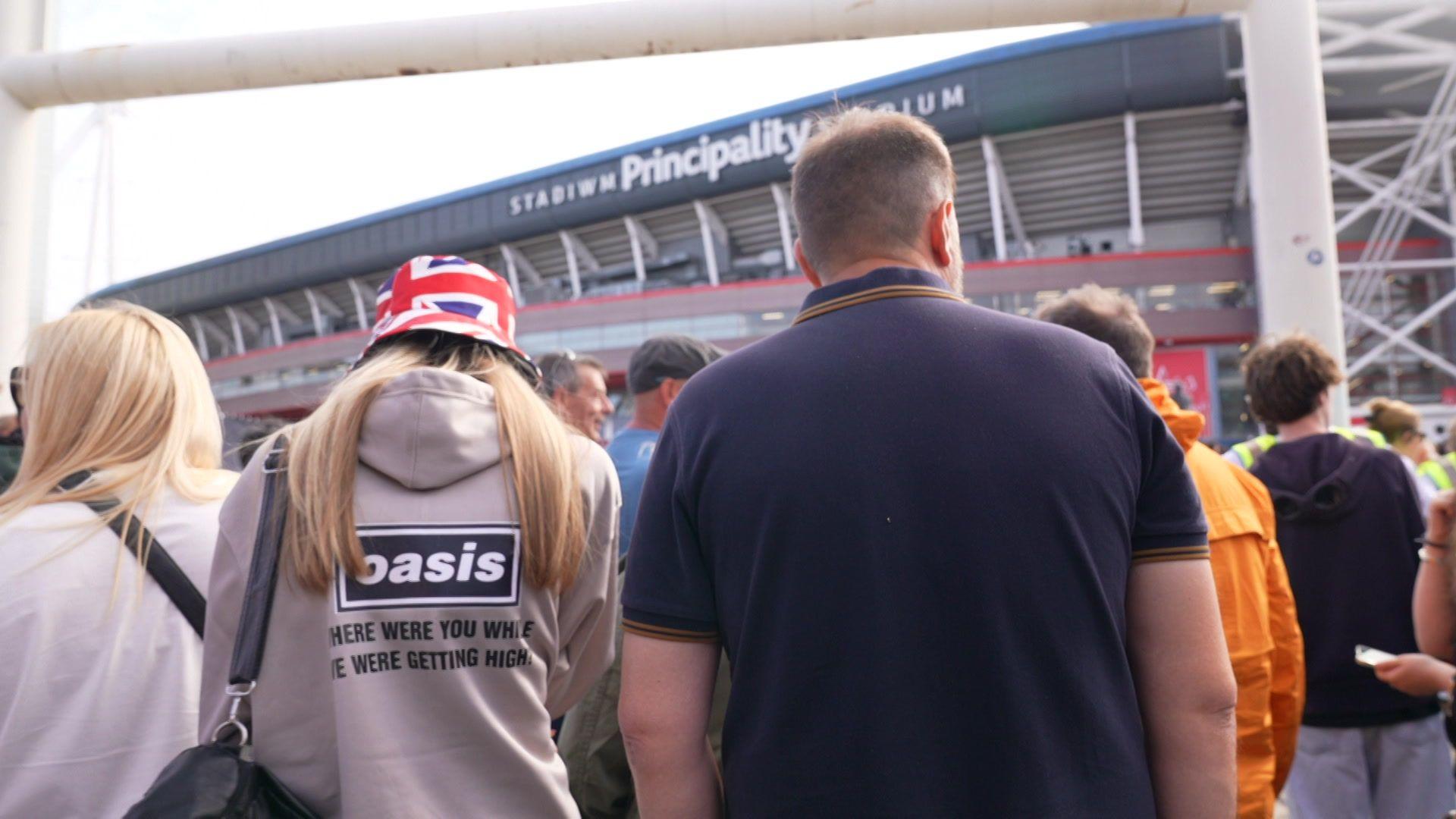 Rhan o'r dorf ar eu ffordd i Stadiwm Principality ar gyfer cyngerdd Oasis ddechrau Gorffennaf